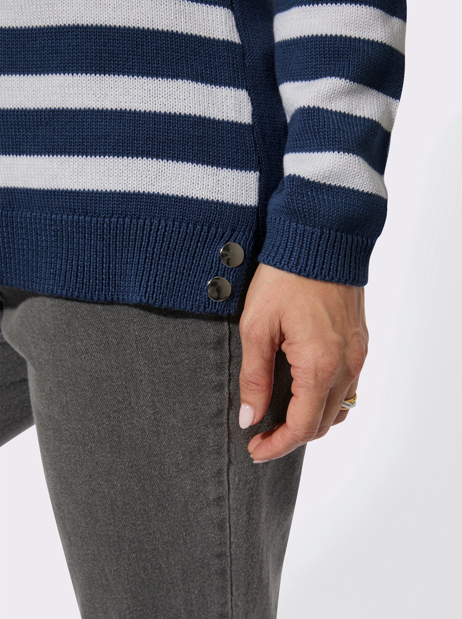 Rundhalspullover mit Zierknöpfen - jeansblau-ecru