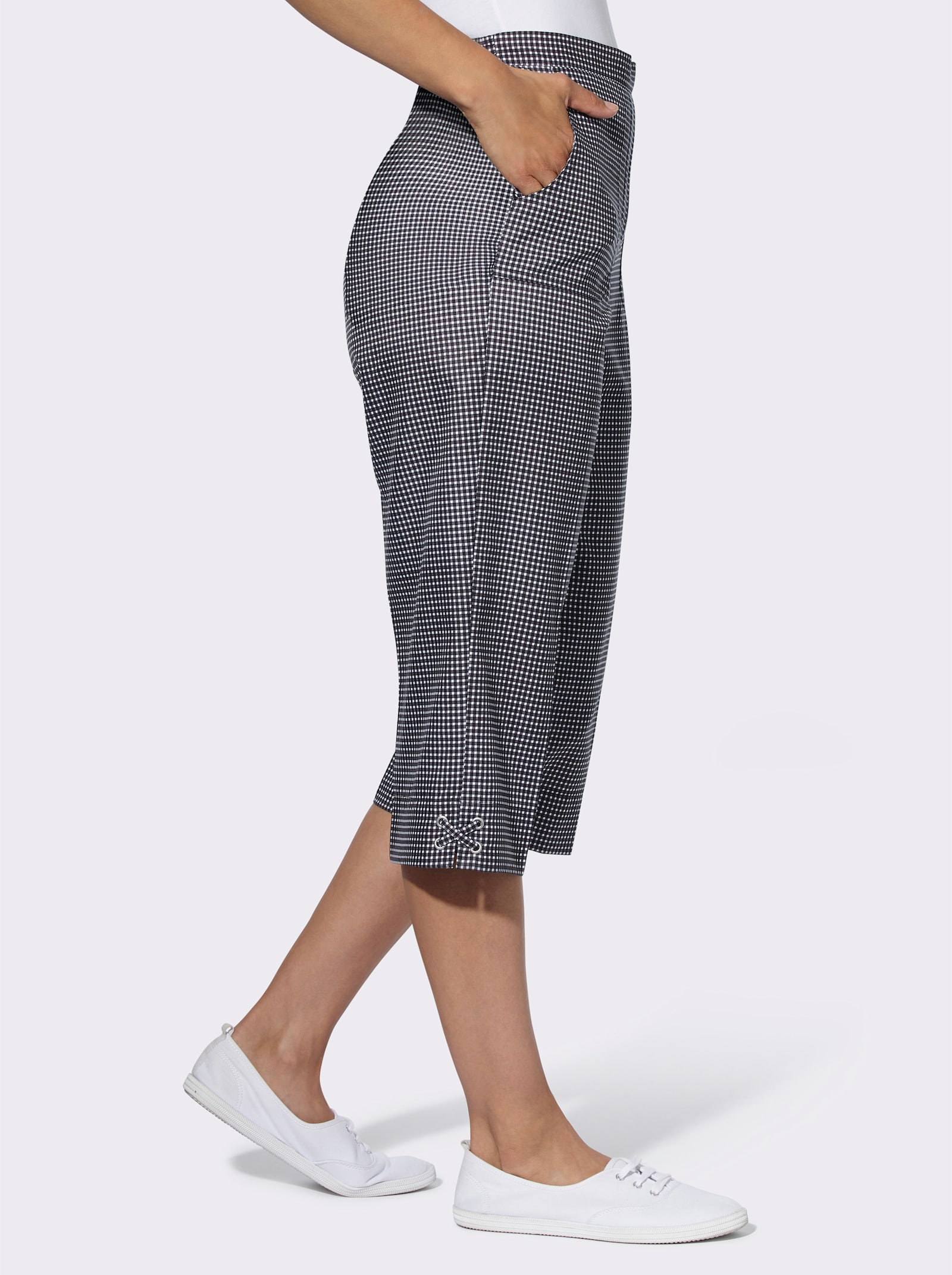 Caprihose mit Bändchen- und Ösenverzierung - schwarz-weiß-kariert