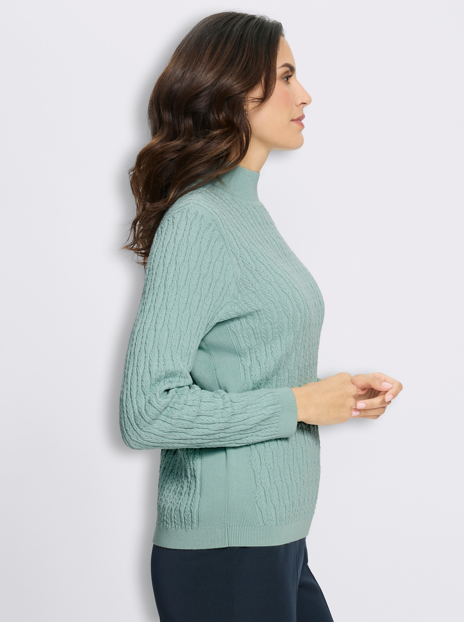 Stehkragenpullover mit verspieltem Zopfmuster - kalkmint