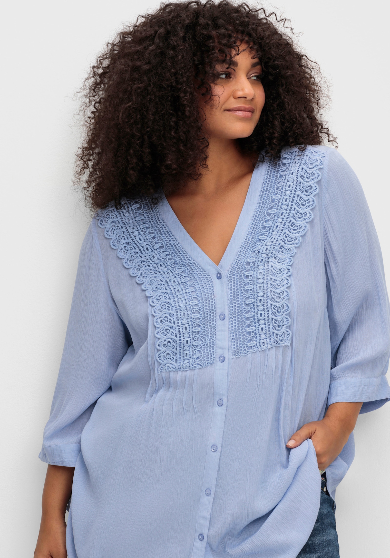 sheego by Joe Browns Crêpebluse mit Biesen und Häkelspitze - himmelblau