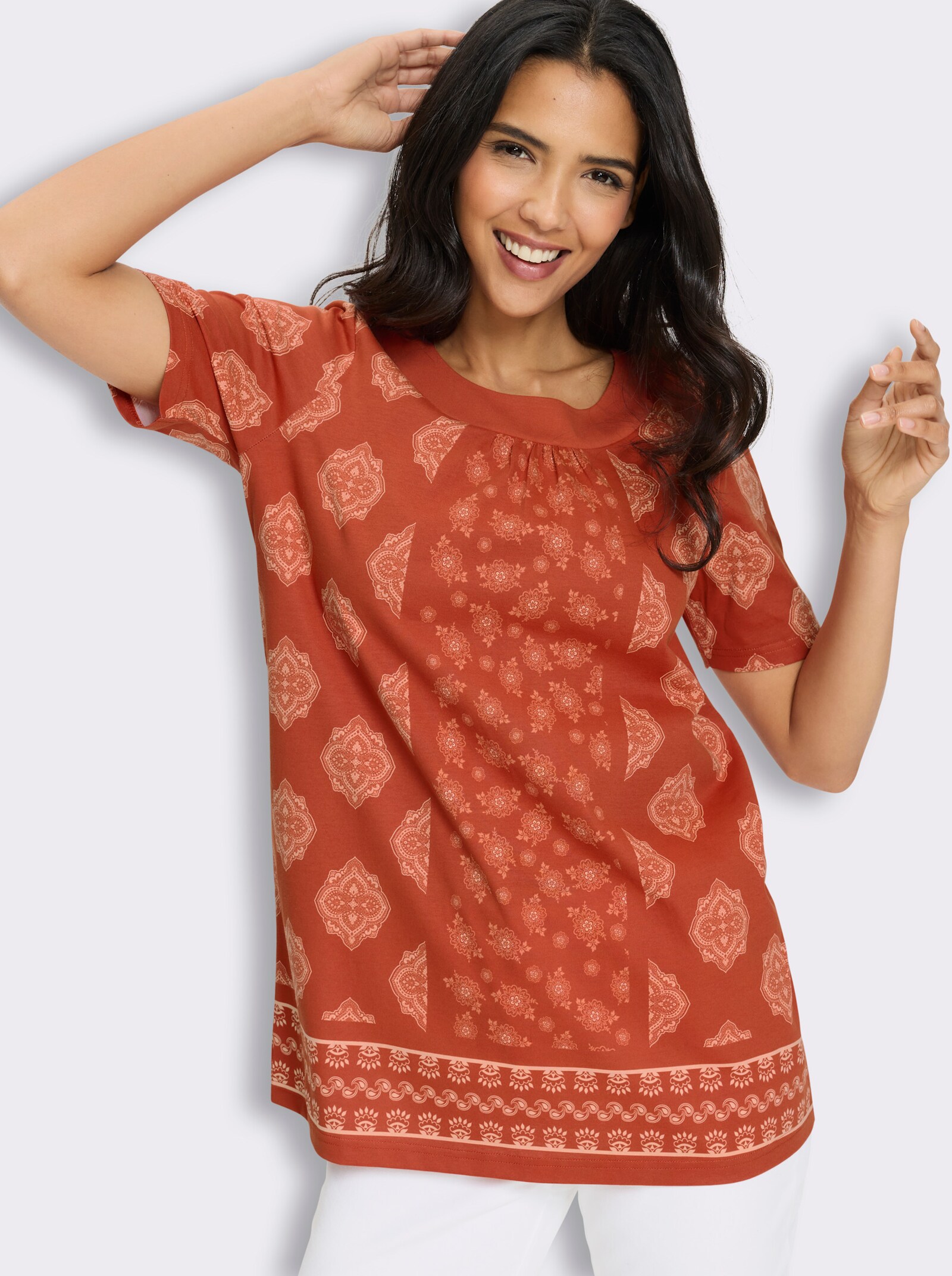 Longshirt mit gekräuseltem Rundhals-Ausschnitt - rostrot-apricot-bedruckt