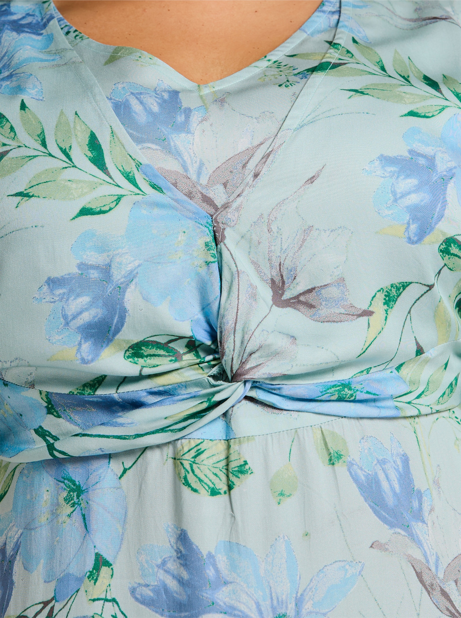 sheego Blumenkleid mit Flügelärmeln und Knotendetail - kalkmint-bleu-bedruckt