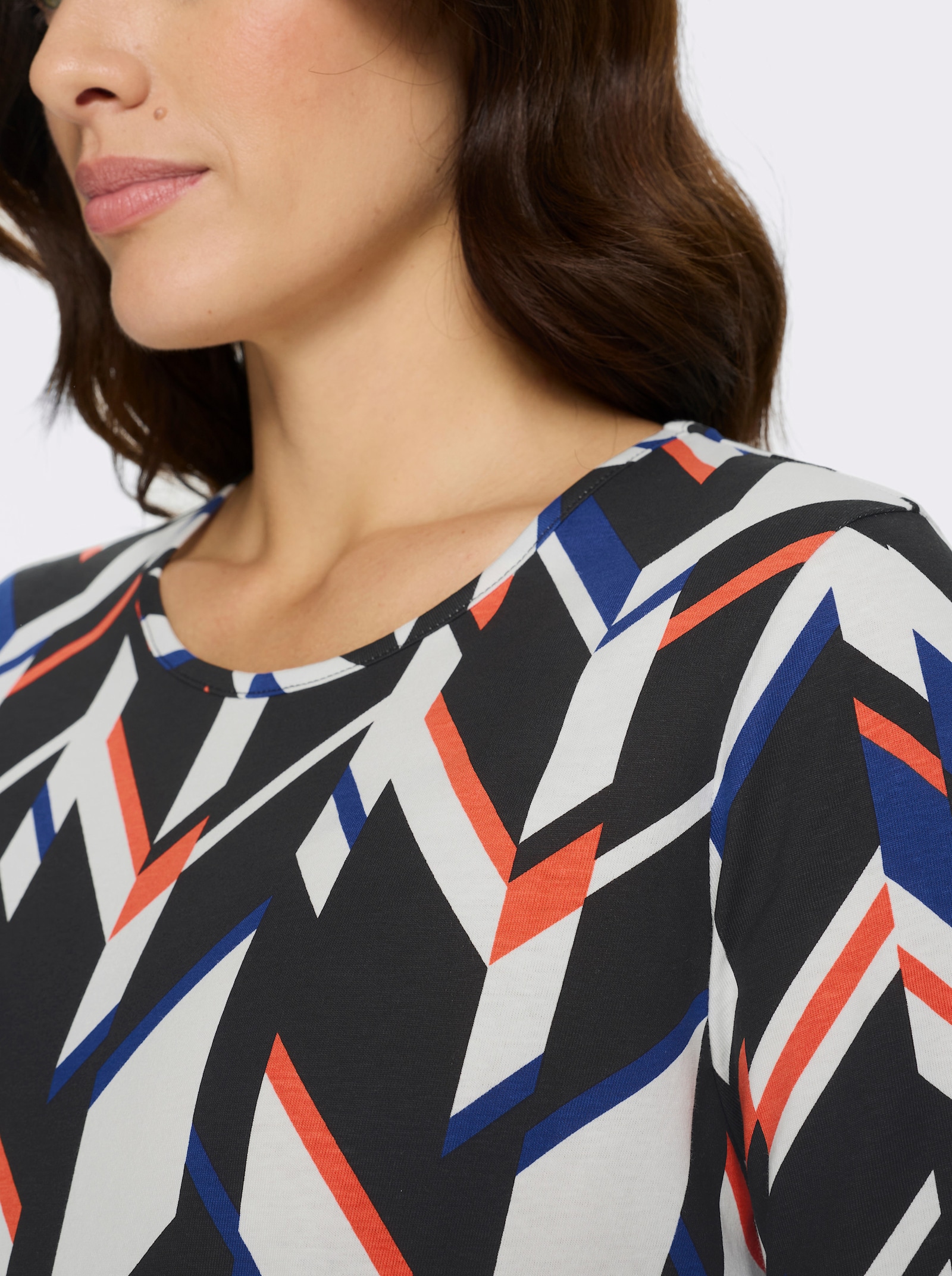 Kurzarmshirt in grafischem Dessin - ecru-royalblau-bedruckt