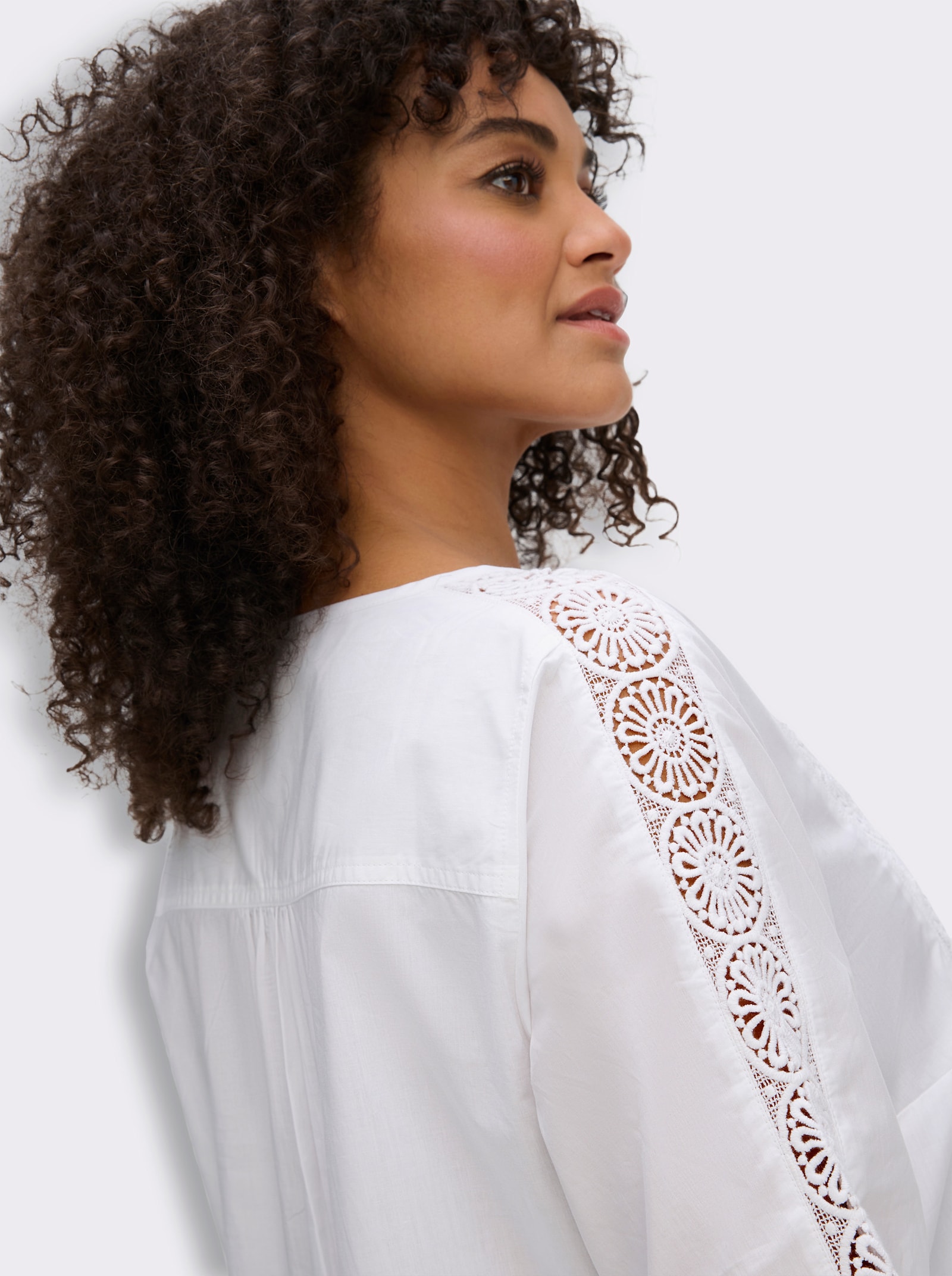 Baumwollbluse mit Biesen und Spitzen-Details - weiß