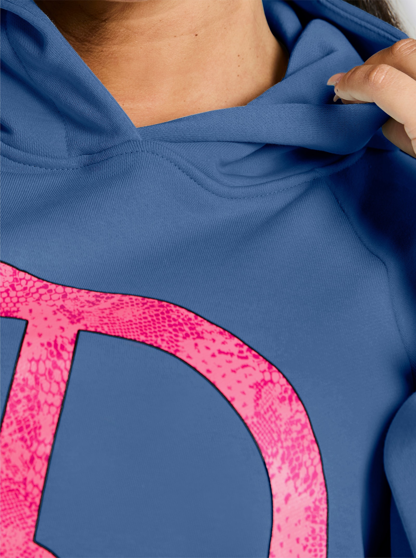 sheego loves miss goodlife Kapuzensweatshirt mit Neon-Print vorn - royalblau-pink-bedruckt