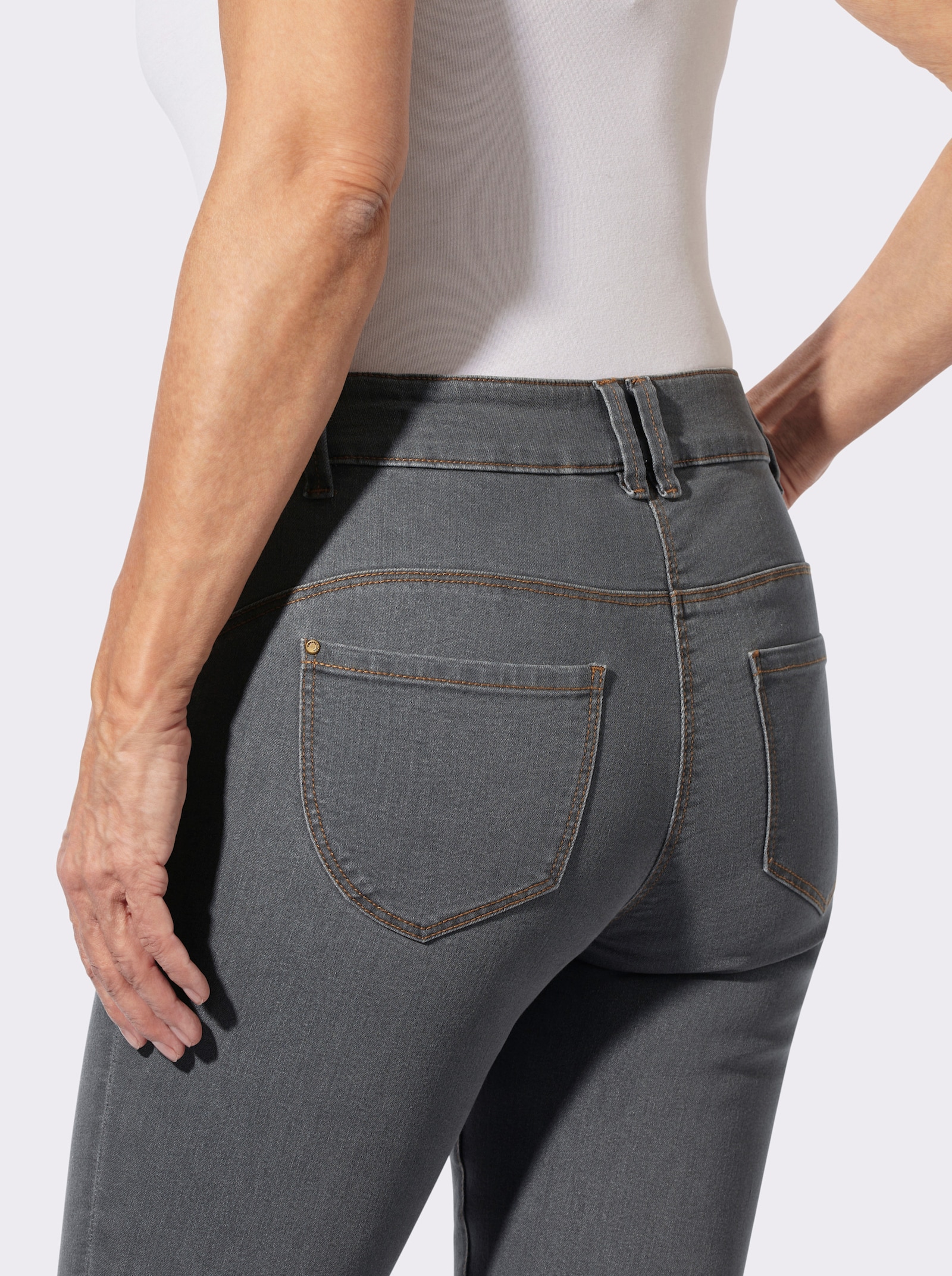 Jeans mit kontrastfarbigen Ziernähten - stone-grey-denim