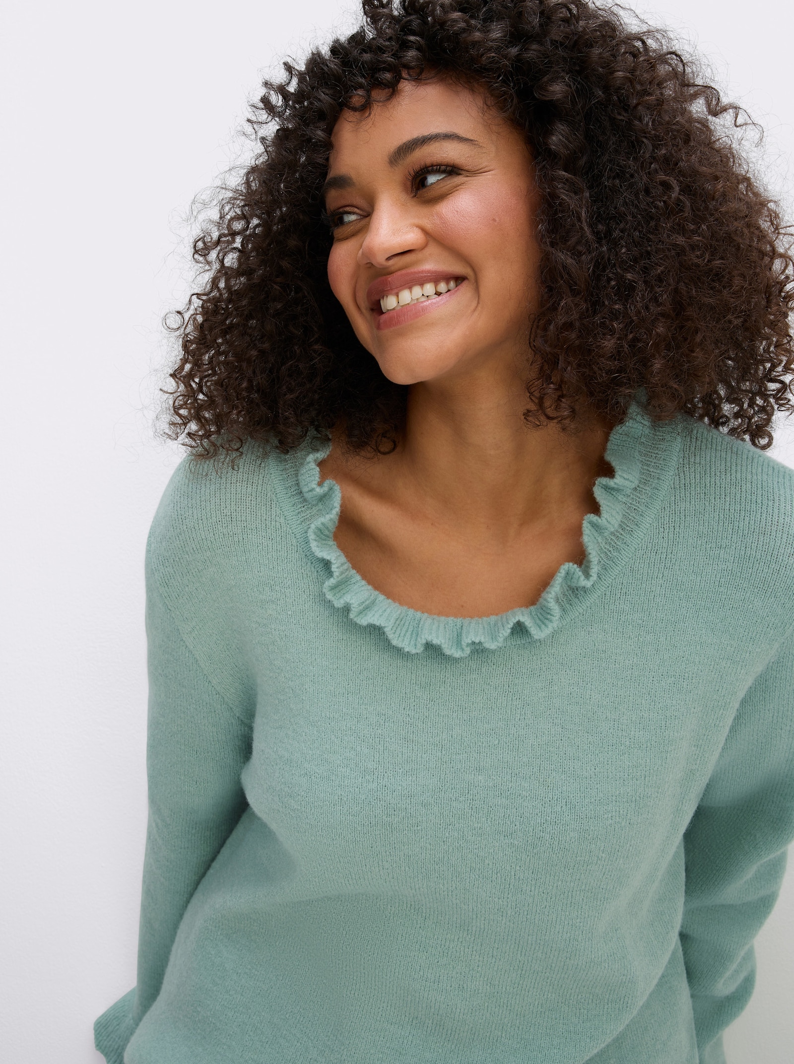 sheego Strickpullover mit gerüschten Abschlüssen - kalkmint