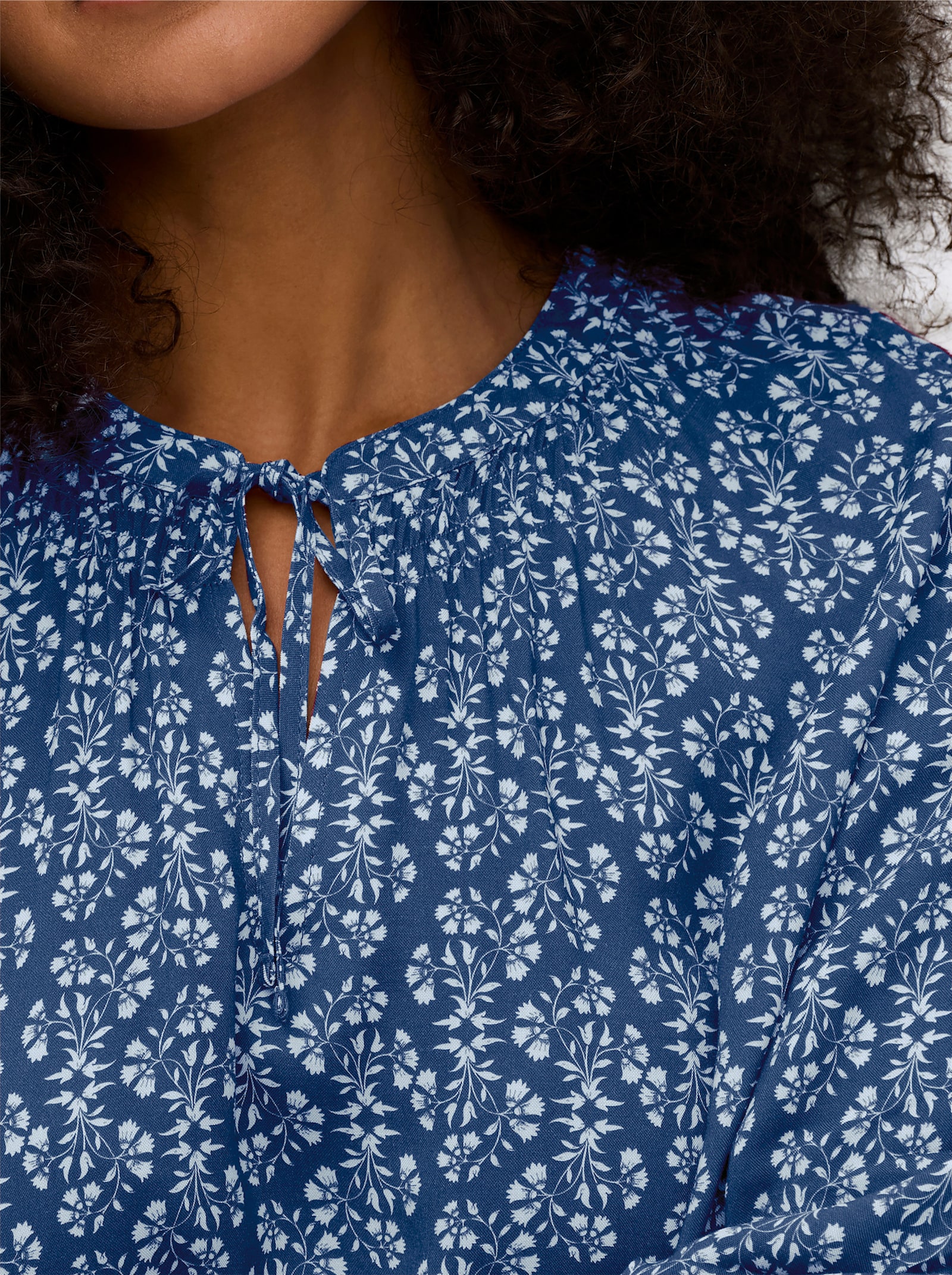 sheego Tunika mit Blütenprint und Smok-Details - jeansblau-gemustert