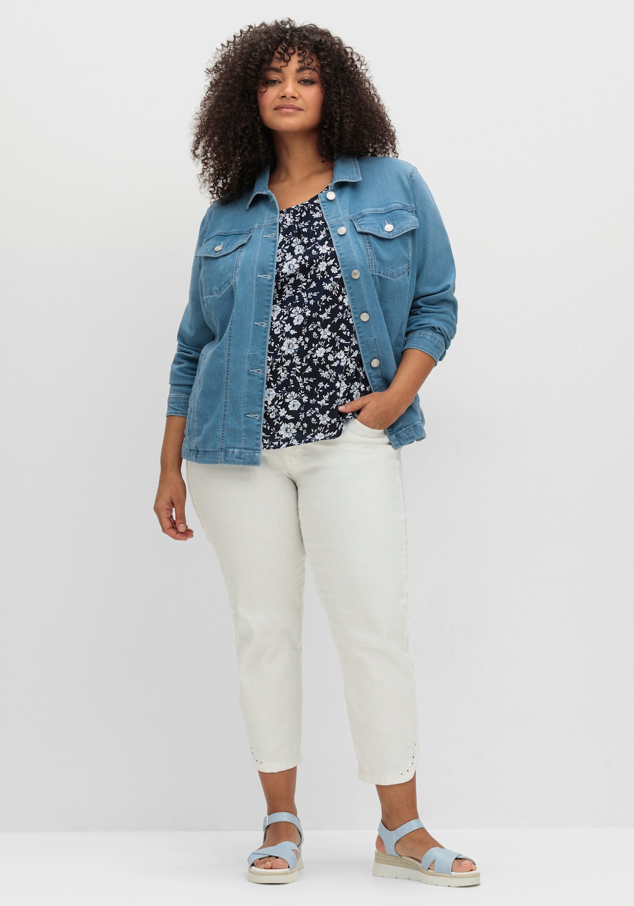 Jeansjacke mit aufgesetzten Brusttaschen - blue-bleached