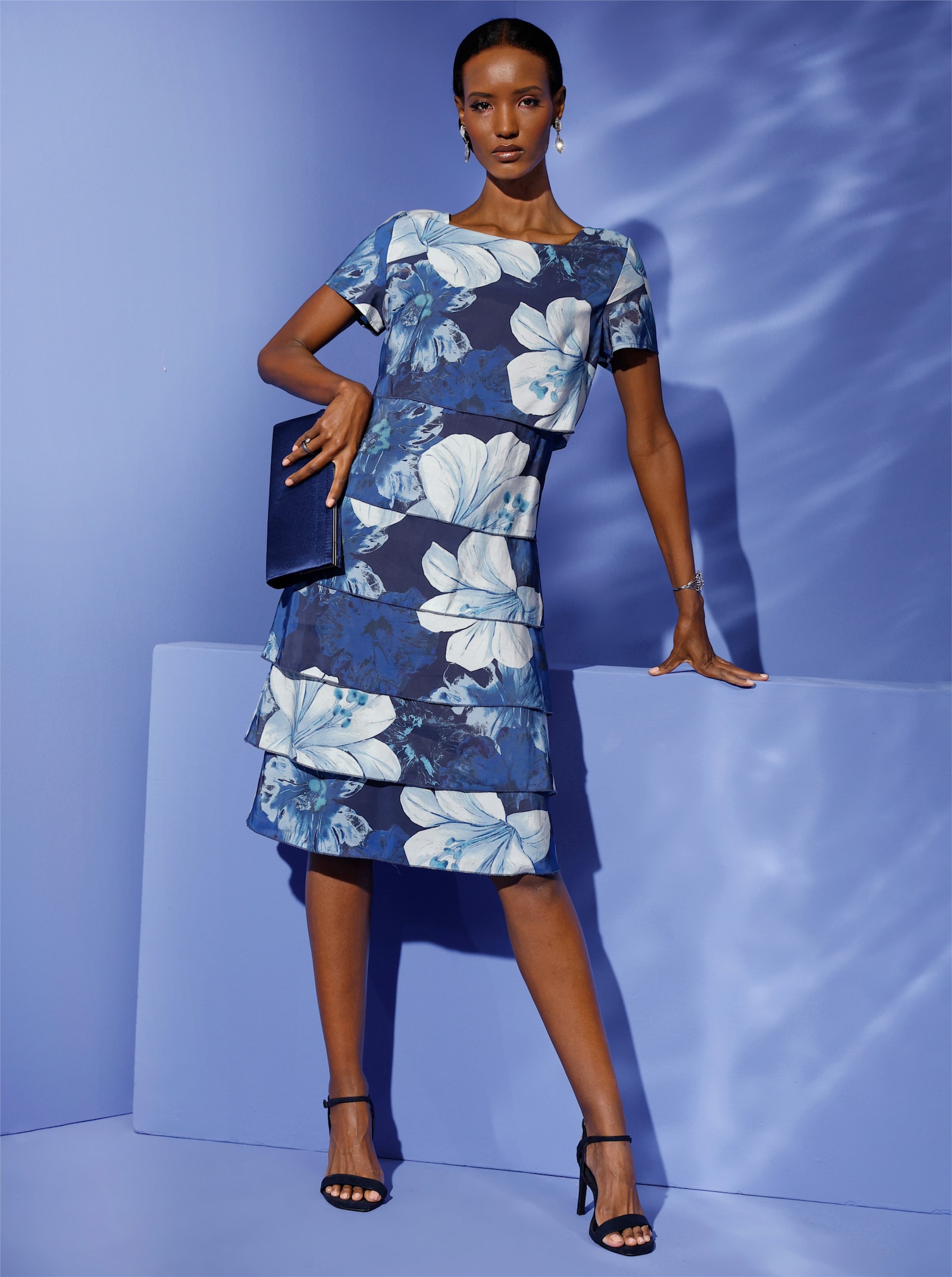 Stufenkleid mit hüftlangem Reißverschluss hinten - ecru-marine-bedruckt