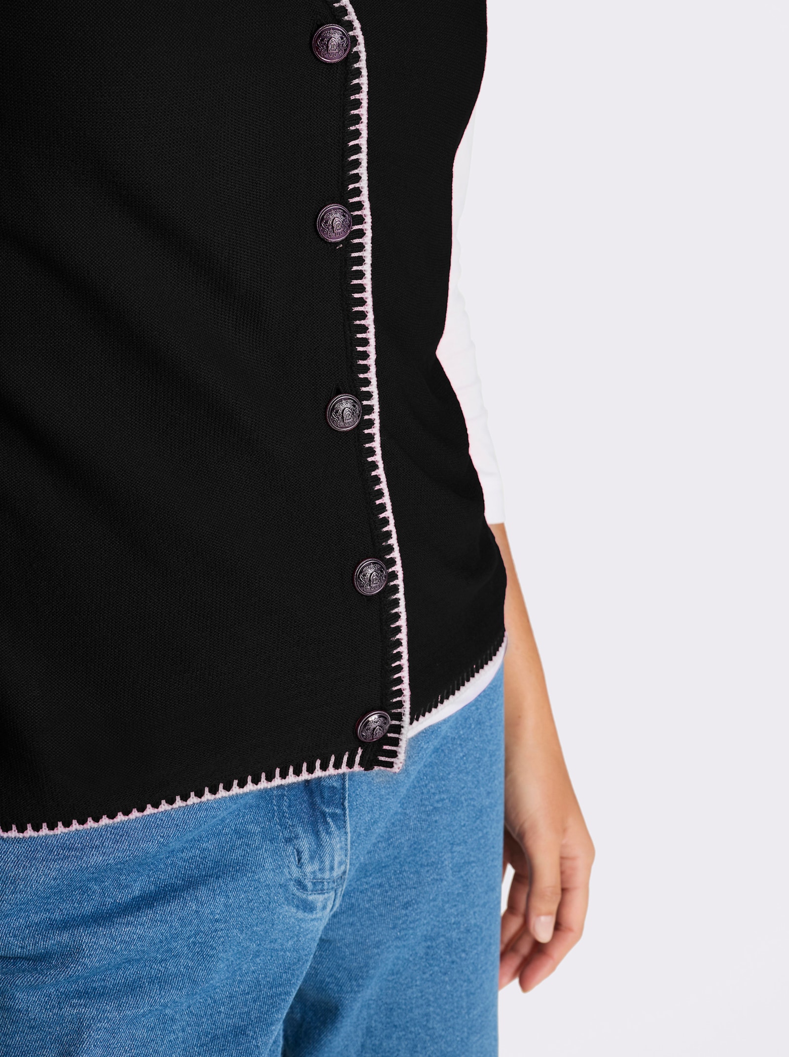 Pletená vesta s krojovými knoflíky - černá-ecru