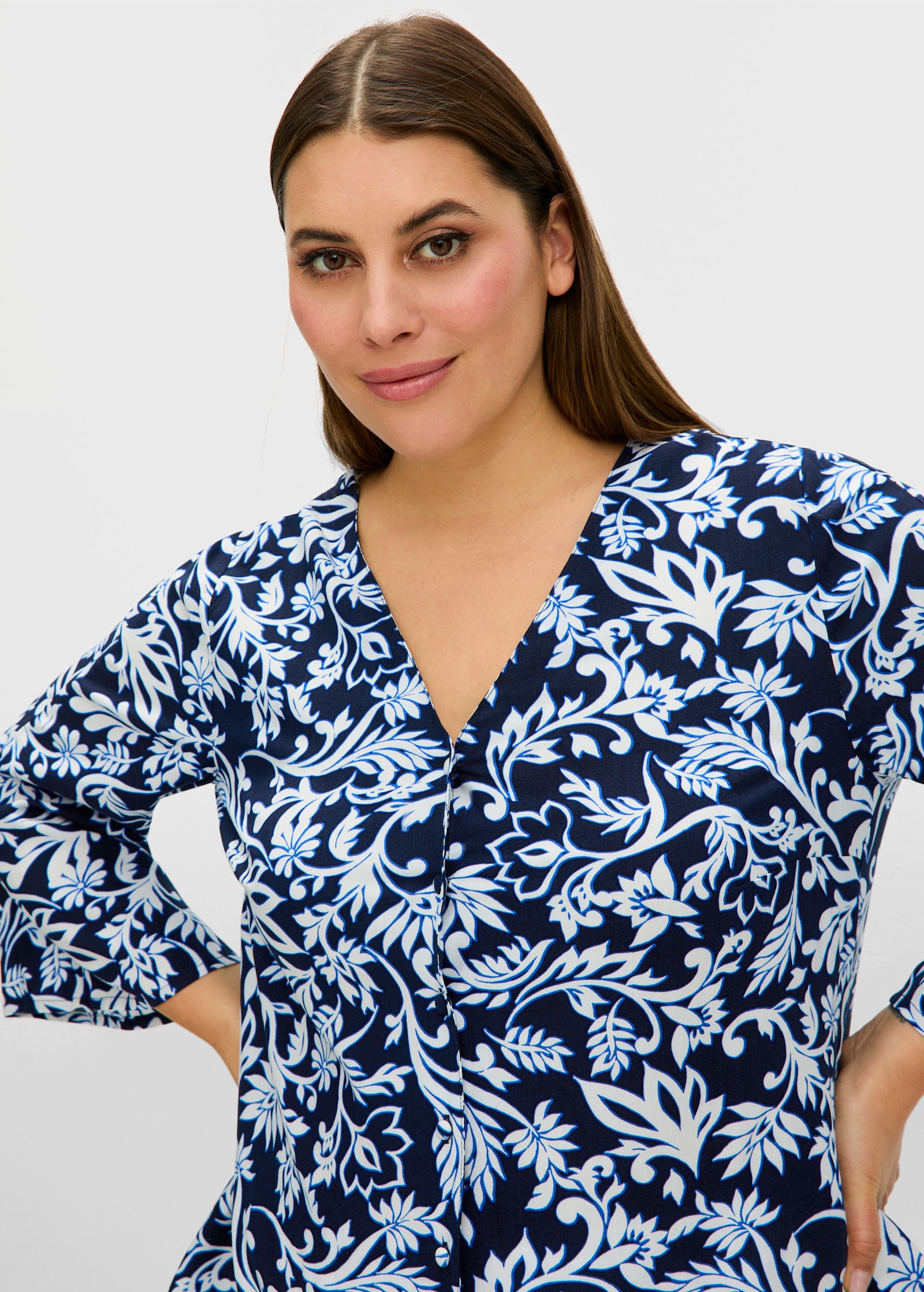 sheego Druckbluse mit 3/4-Trompetenärmeln - tiefblau-gemustert