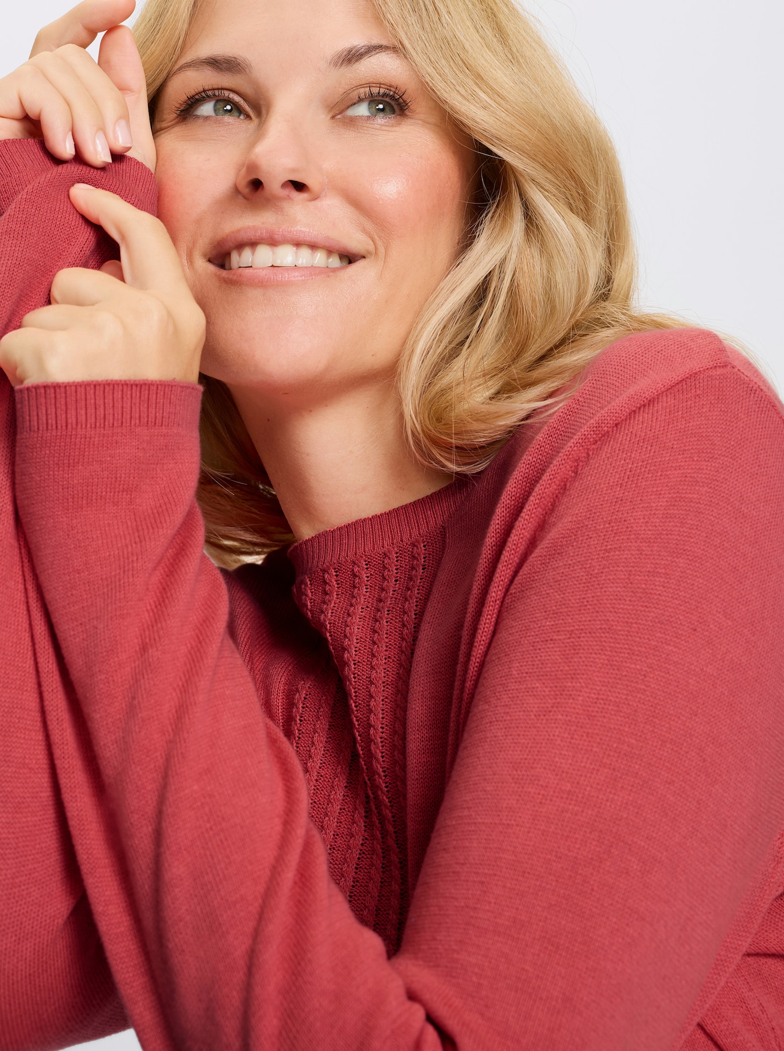 Baumwollpullover mit Zopfmuster im Vorderteil - grapefruit