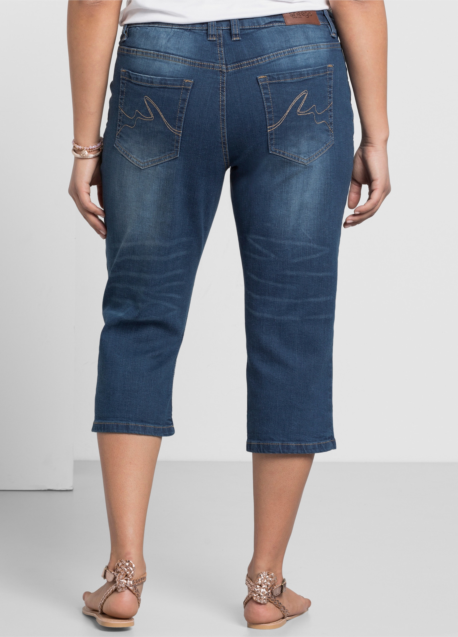sheego Caprijeans mit Used-Effekten - blue denim