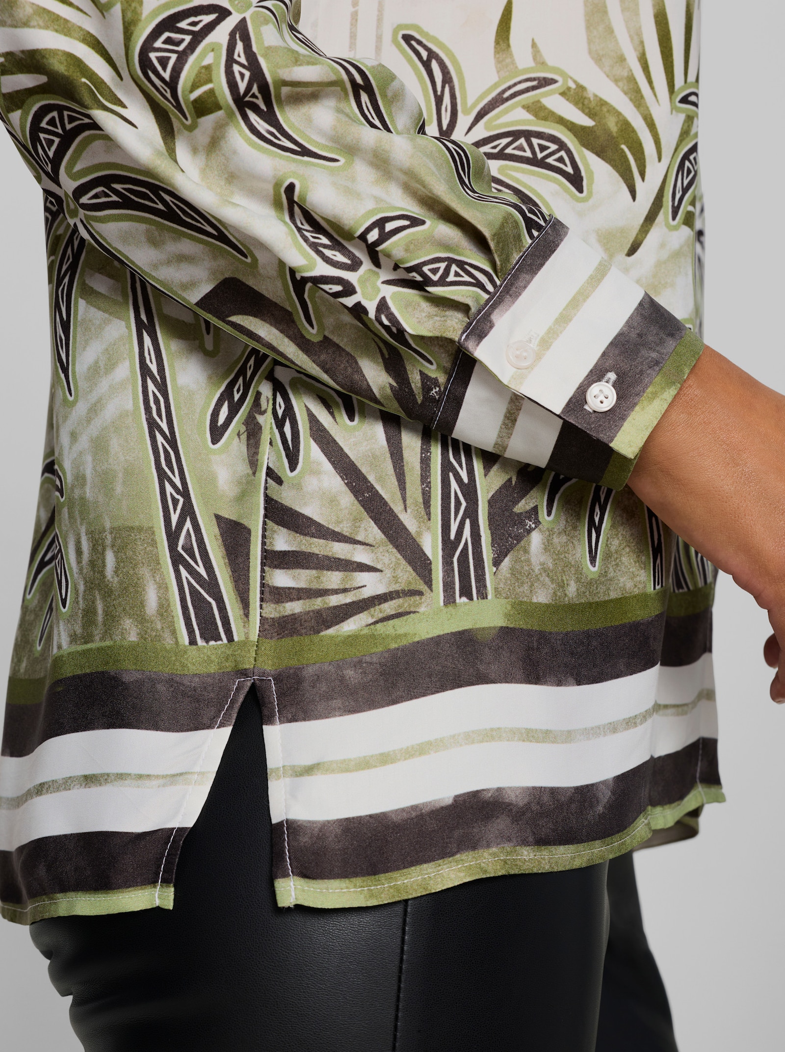 heine Druckbluse mit Palmenprint - ecru-oliv-bedruckt