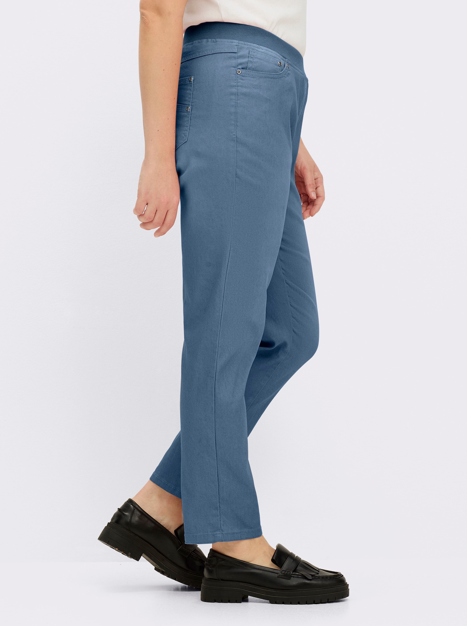 Schlupfjeans mit geripptem Strick-Dehnbund - blue-bleached