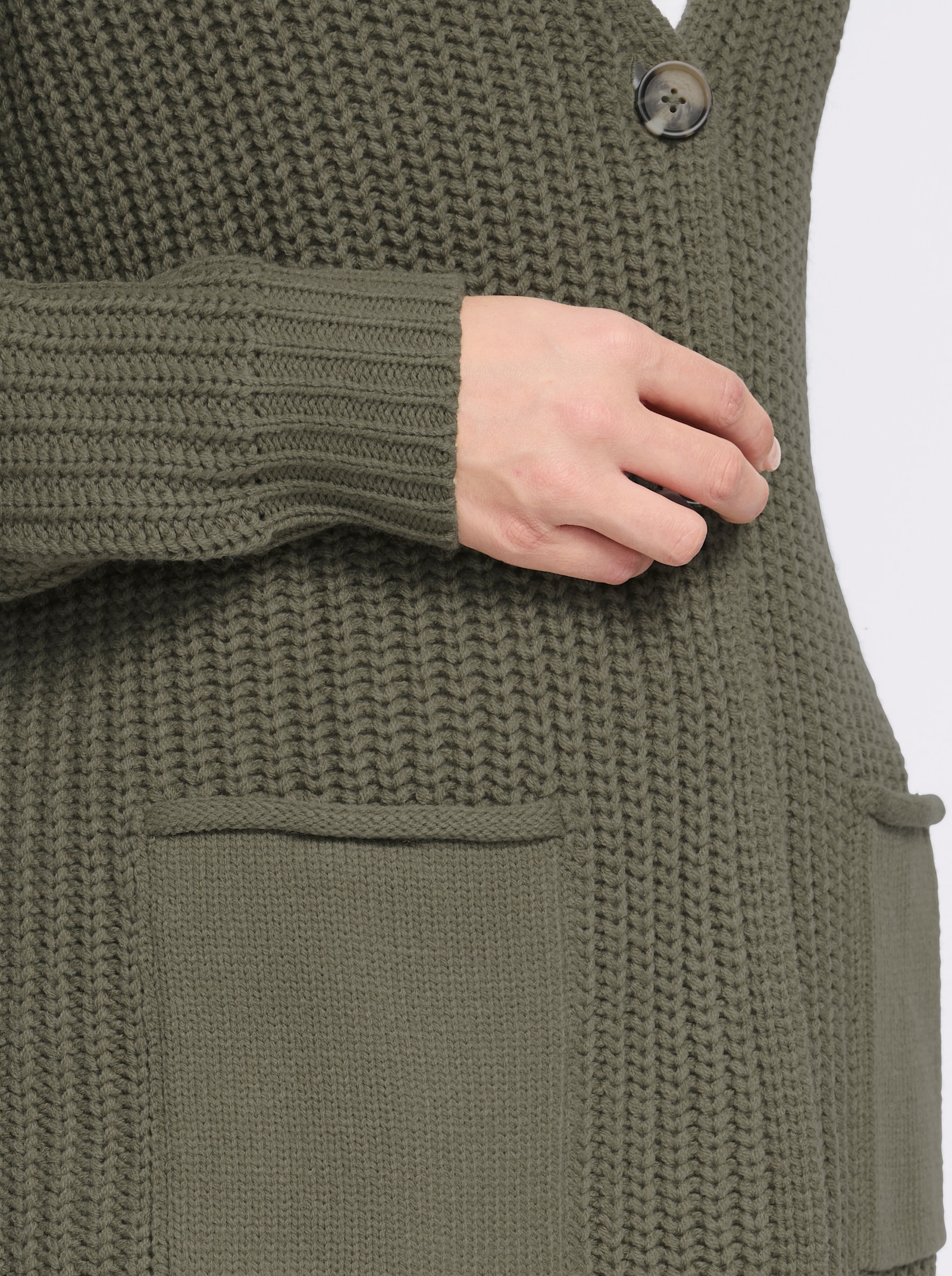 Longstrickjacke mit Knöpfen in Horn-Optik - khaki