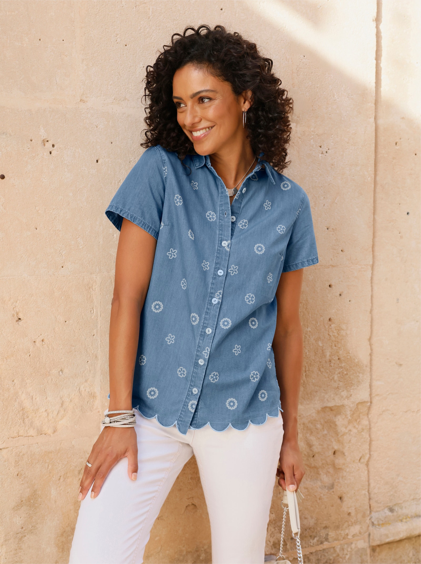 Jeansbluse mit gebogtem Saum - blue-bleached