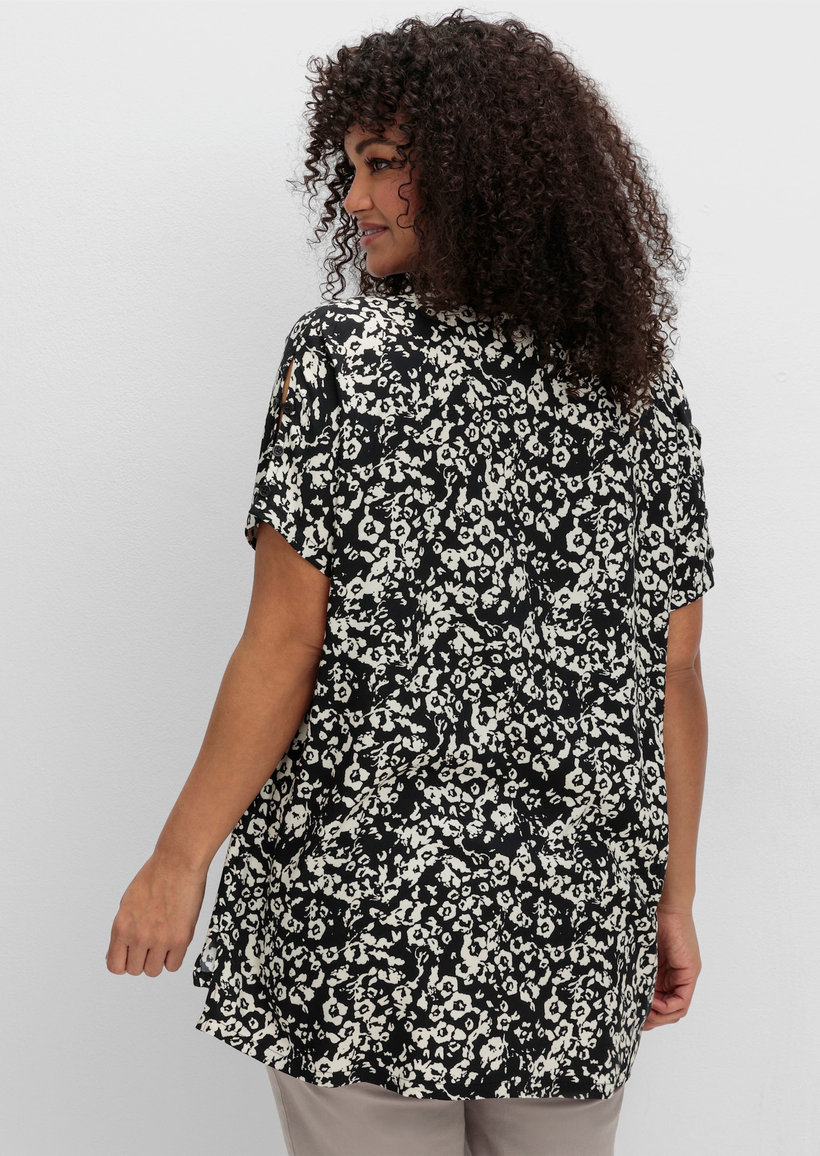 sheego Tunika mit Cut-outs an den Ärmeln - schwarz bedruckt