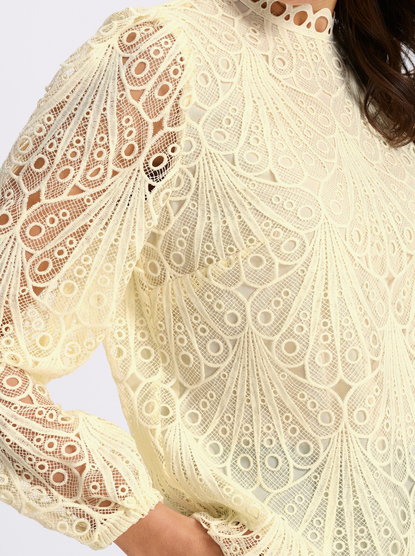 Spitzenbluse mit Schlingenverschluss hinten - champagner