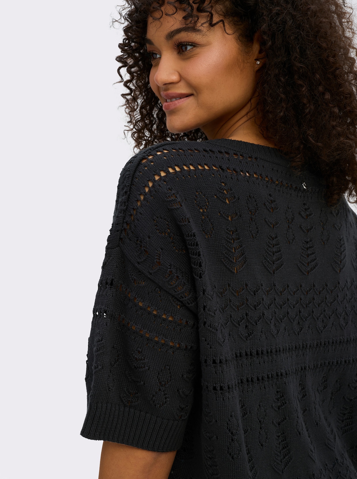 sheego Kurzarmpullover aus Ajourstrick - schwarz