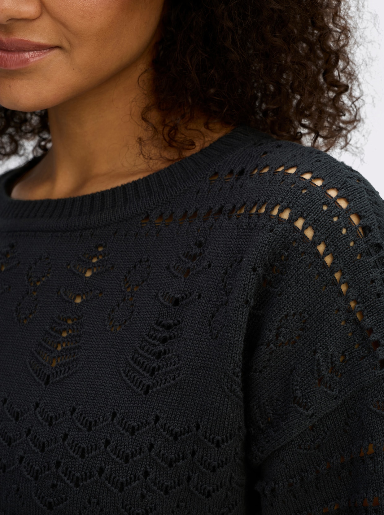 sheego Kurzarmpullover aus Ajourstrick - schwarz