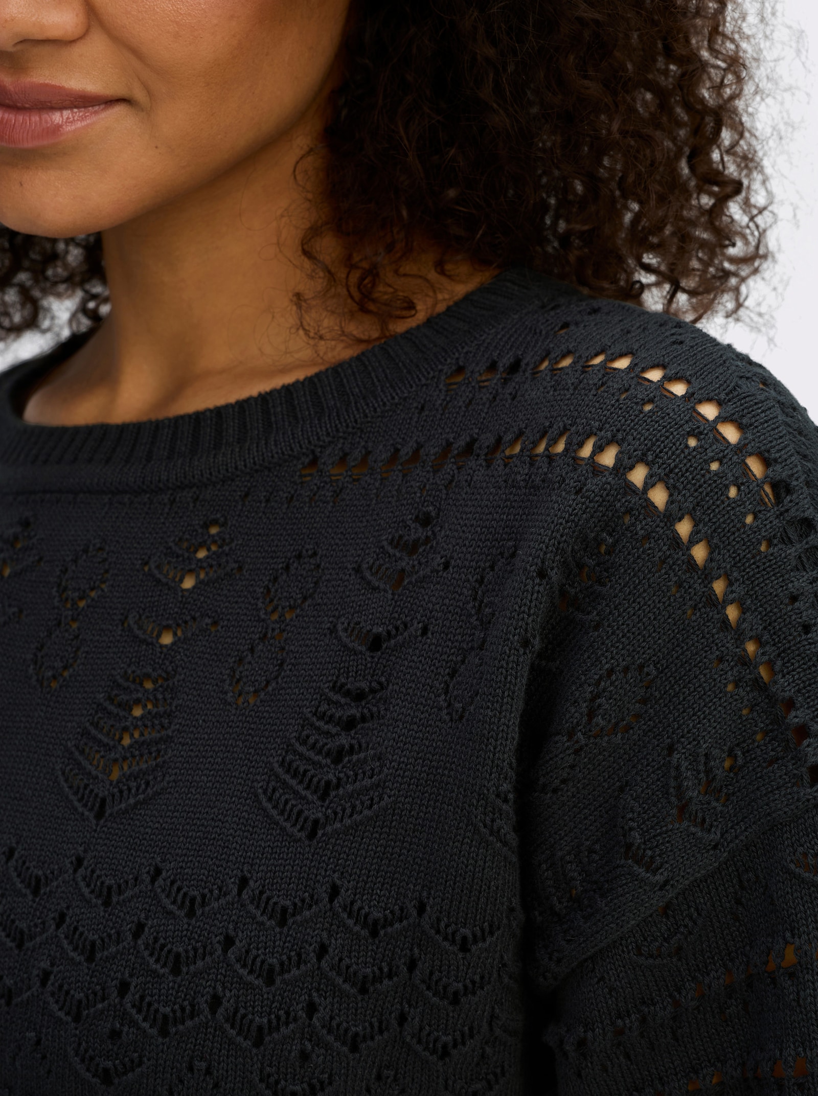 sheego Kurzarmpullover aus Ajourstrick - schwarz