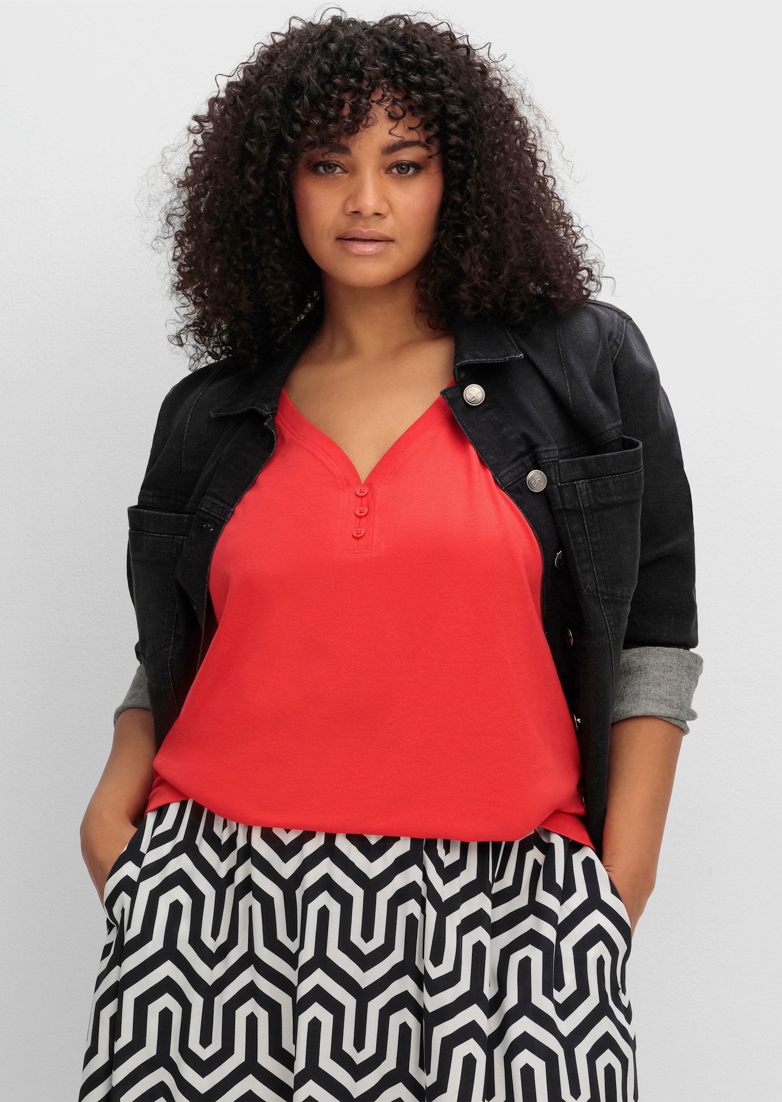 sheego Tanktop mit V-Ausschnitt und Zierknopfleiste - rot