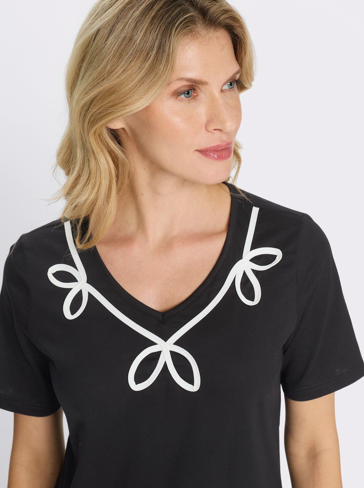 Rundhalsshirt mit Kontrast-Paspel am Ausschnitt - schwarz