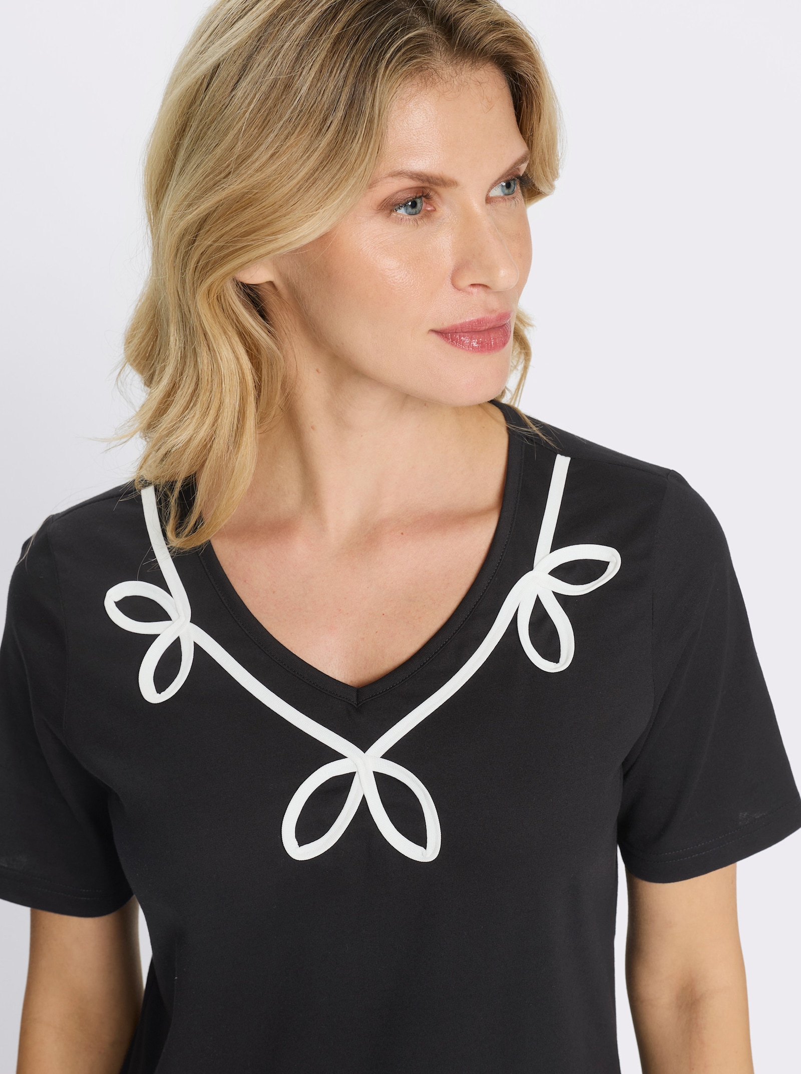 Rundhalsshirt mit Kontrast-Paspel am Ausschnitt - schwarz