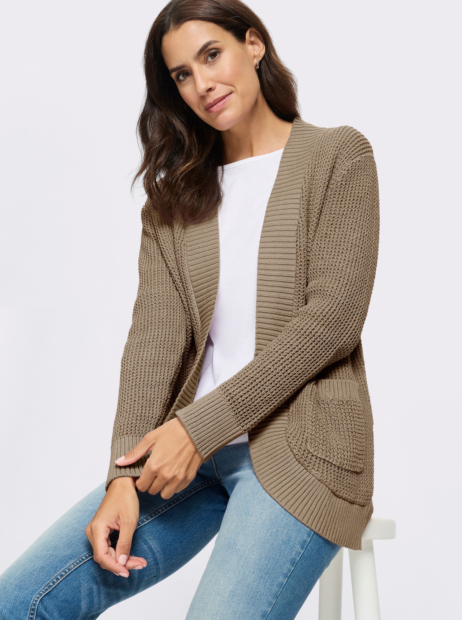 Strickjacke mit abgerundetem Saum vorne - beige