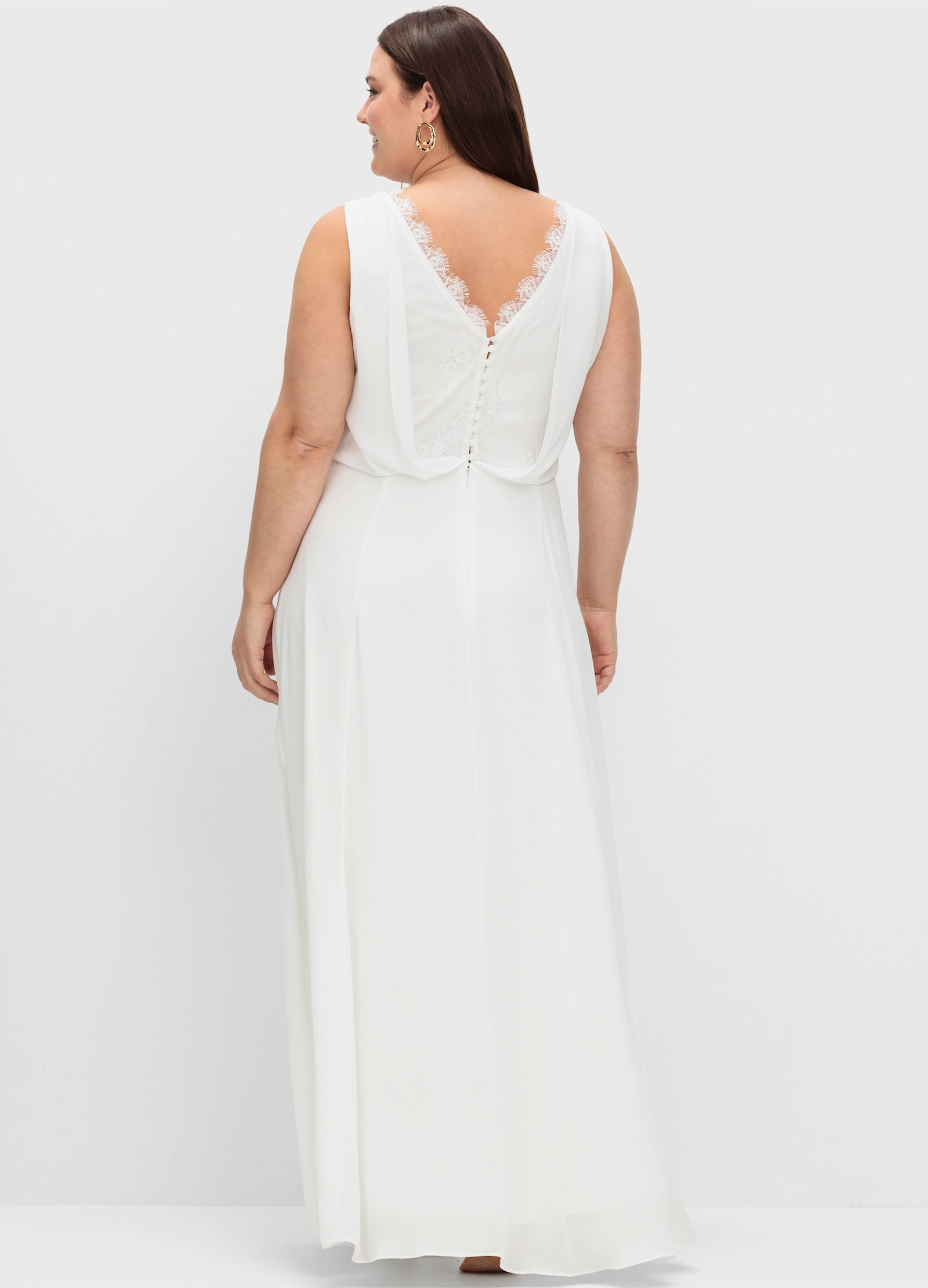 sheego Robe de mariée en Georgette, avec dentelle festonnée façon coquille - offwhite