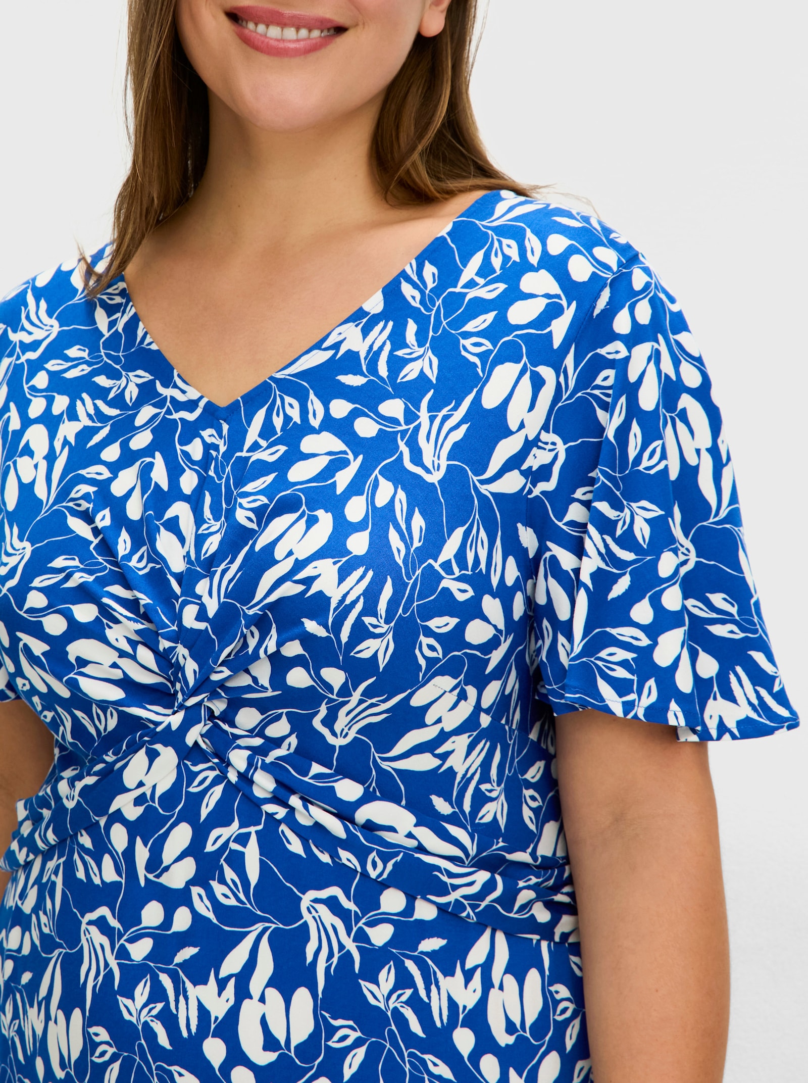 sheego Sommerkleid mit Knotendetail in der Taille - kobalt-bedruckt