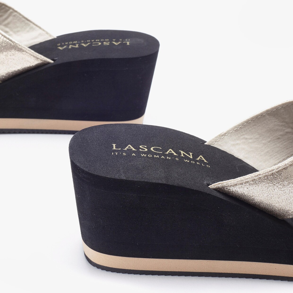 LASCANA Badslippers - zwart/goudkleur