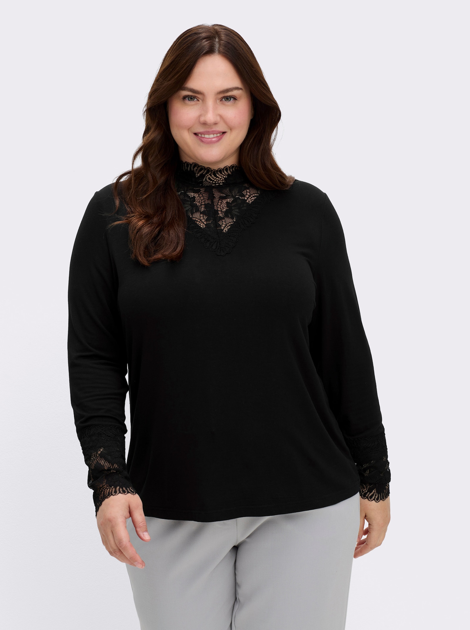 sheego by Joe Browns T-shirt avec empiècement en dentelle à l'encolure - noir