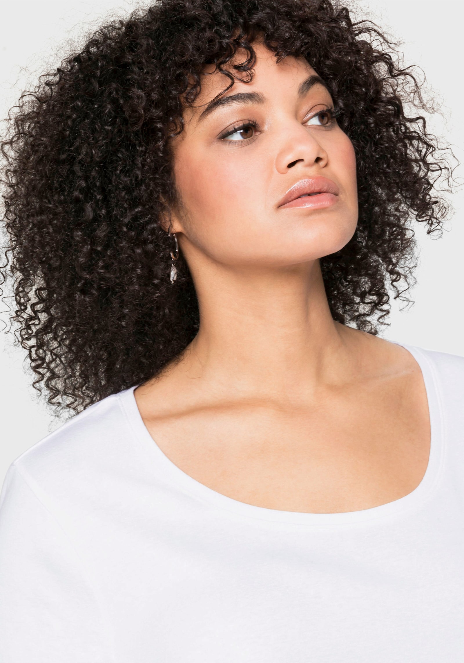 sheego T-Shirt mit tiefem Rundhalsausschnitt - weiss
