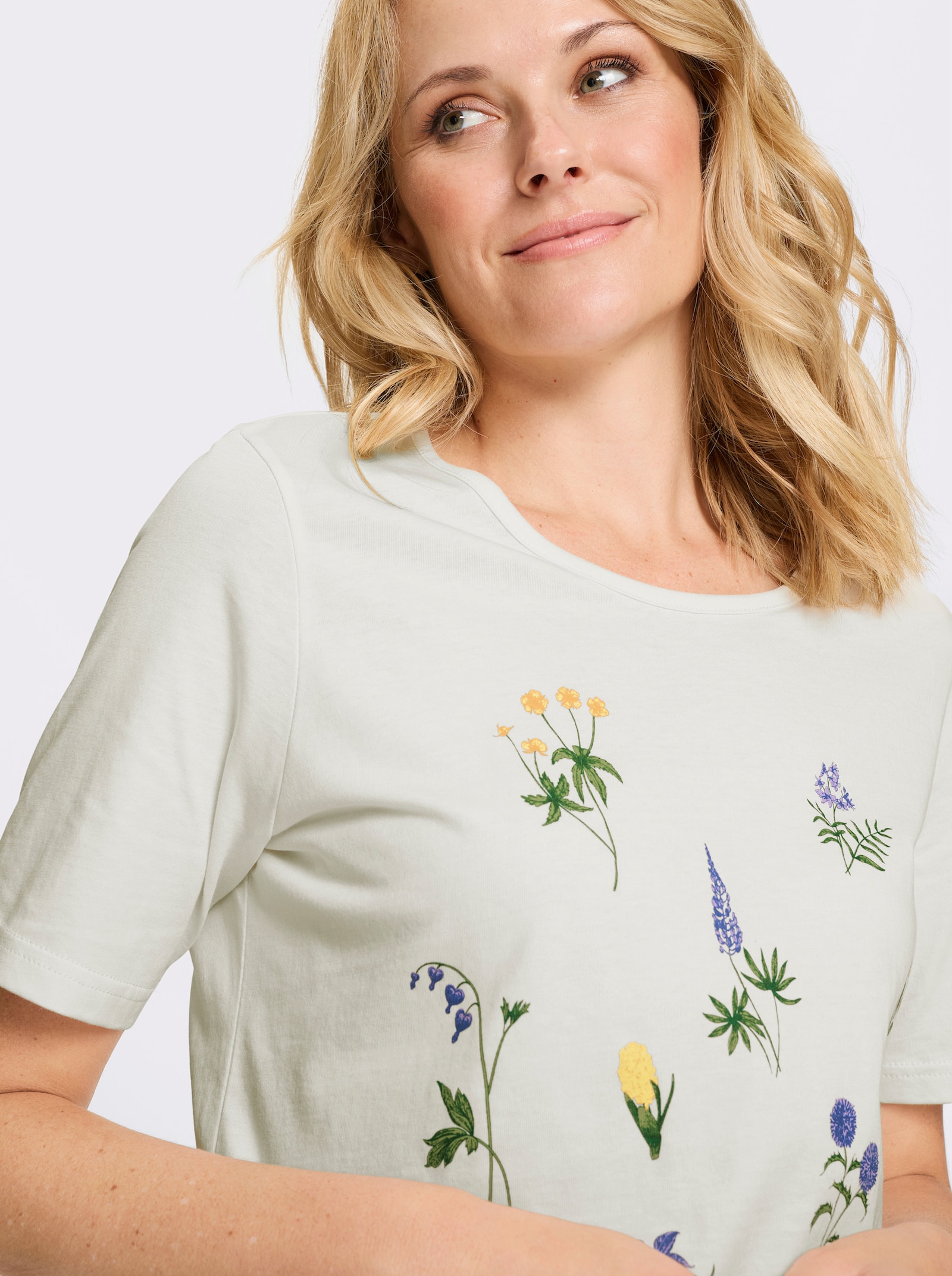 Kurzarmshirt mit Wiesenblumen-Druck - ecru