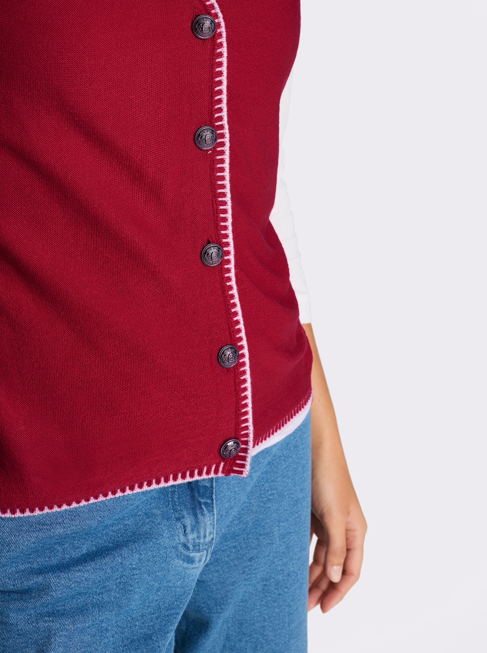 Mouwloos vest met folkloreknopen - rood/ecru