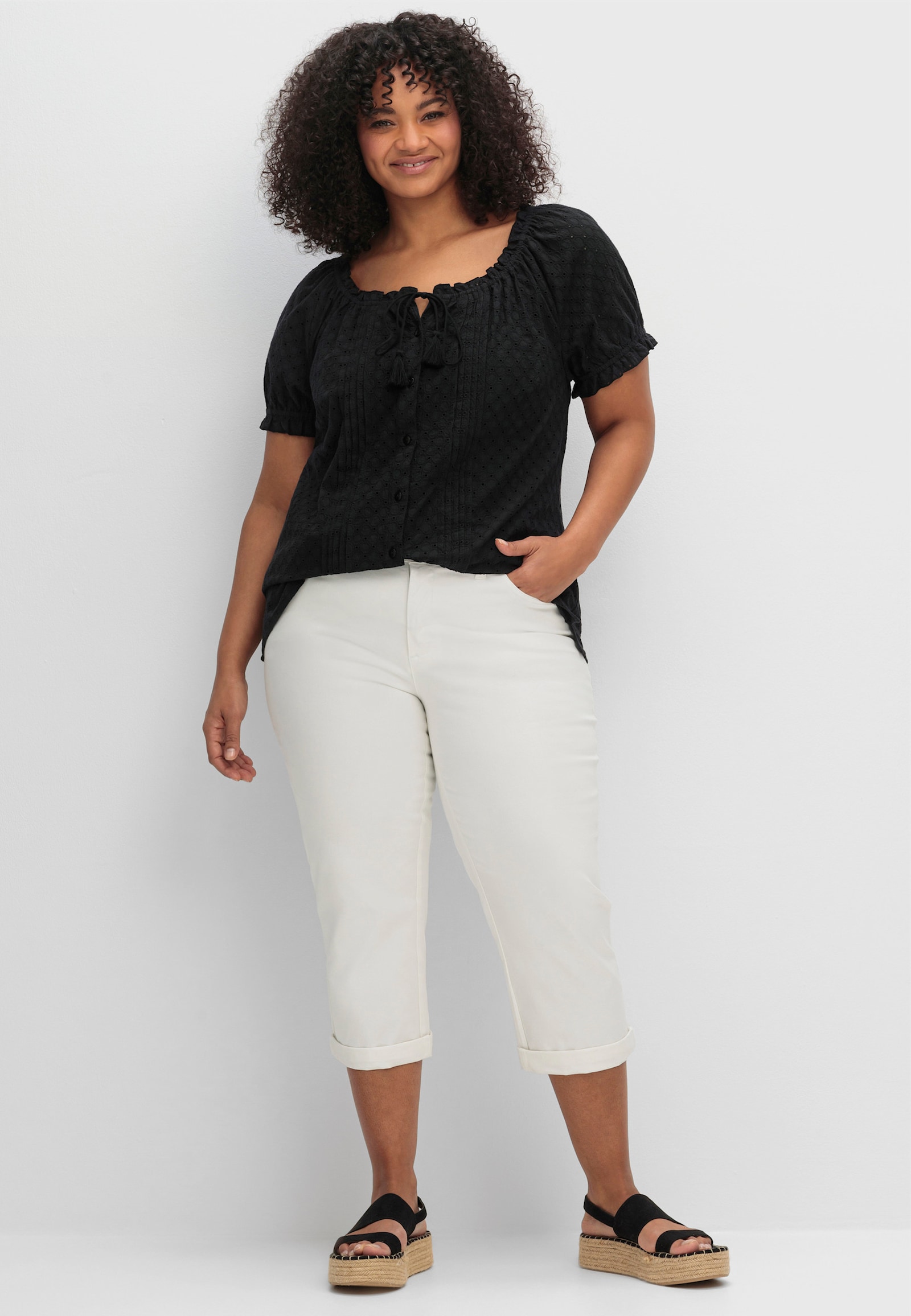 sheego by Joe Browns Blouse met korte mouwen, ajourwerk en carmenhals - zwart