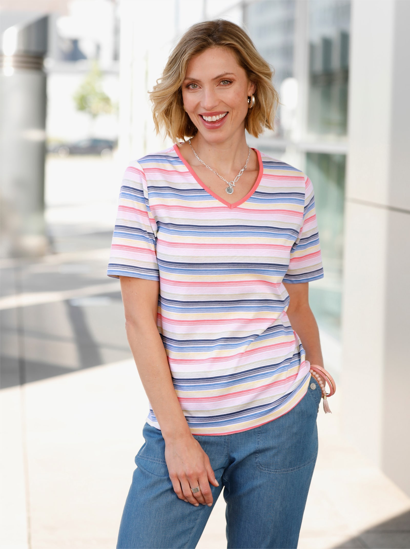 Ringelshirt mit V-Ausschnitt, paspeliert - flamingo-rauchblau-geringelt