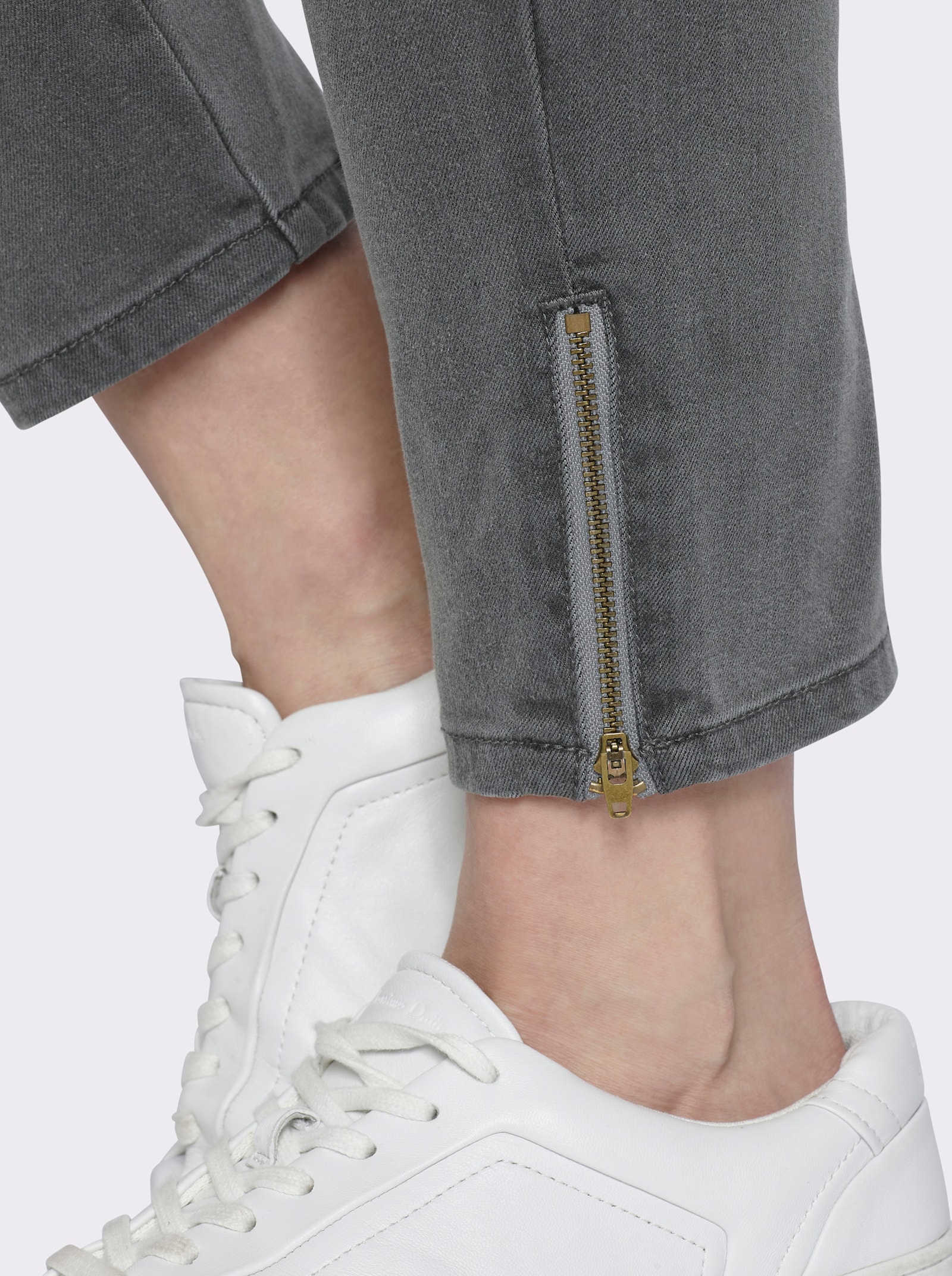 sheego Stretch-Jeans mit Zipper am Saum - grey denim