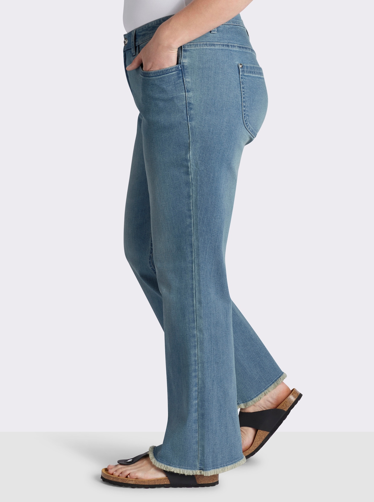 sheego Bootcut-Jeans mit Fransensaum - blue-bleached