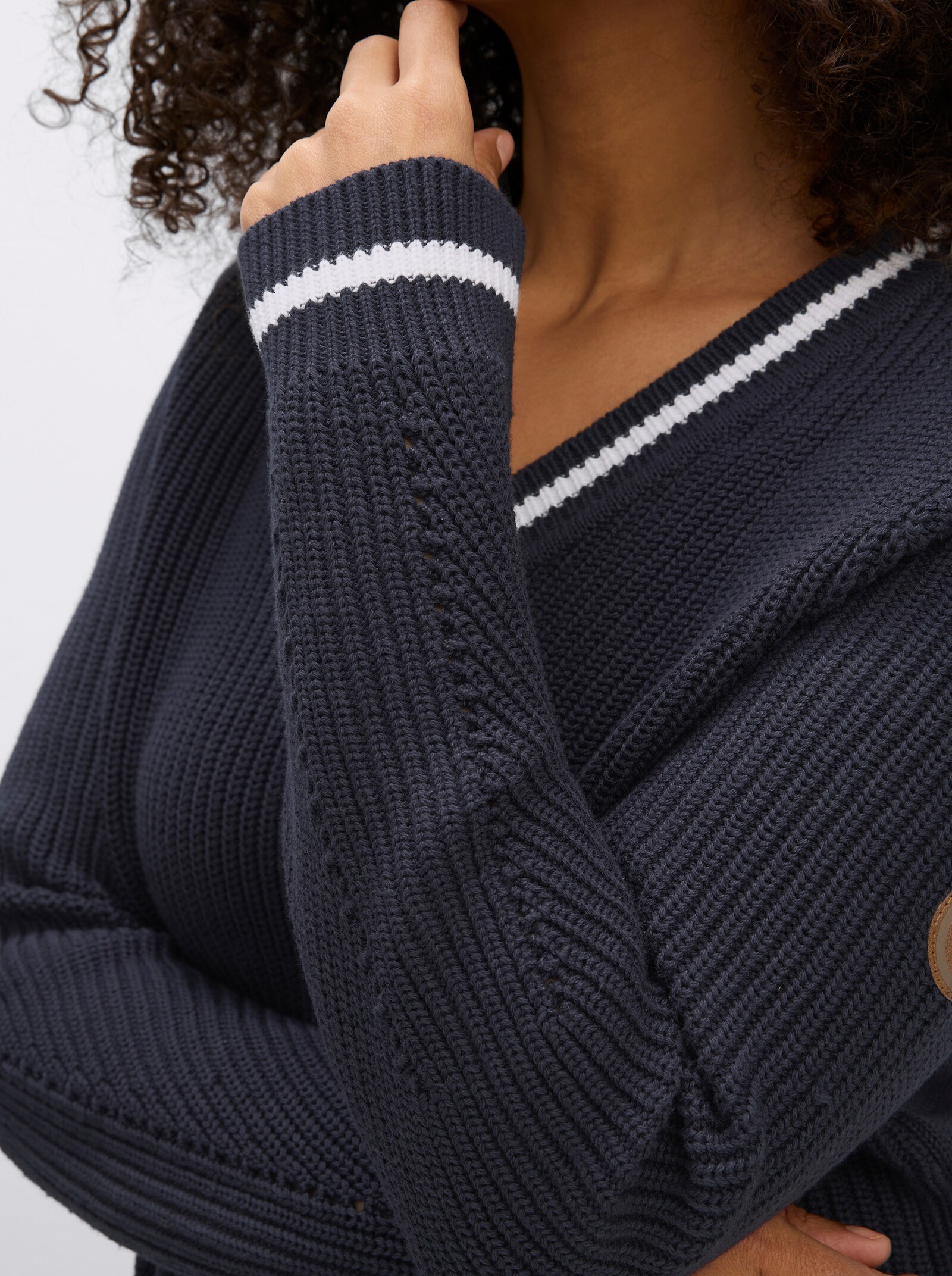 sheego Langarm-Pullover mit Kontrast-Details - tiefblau-ecru