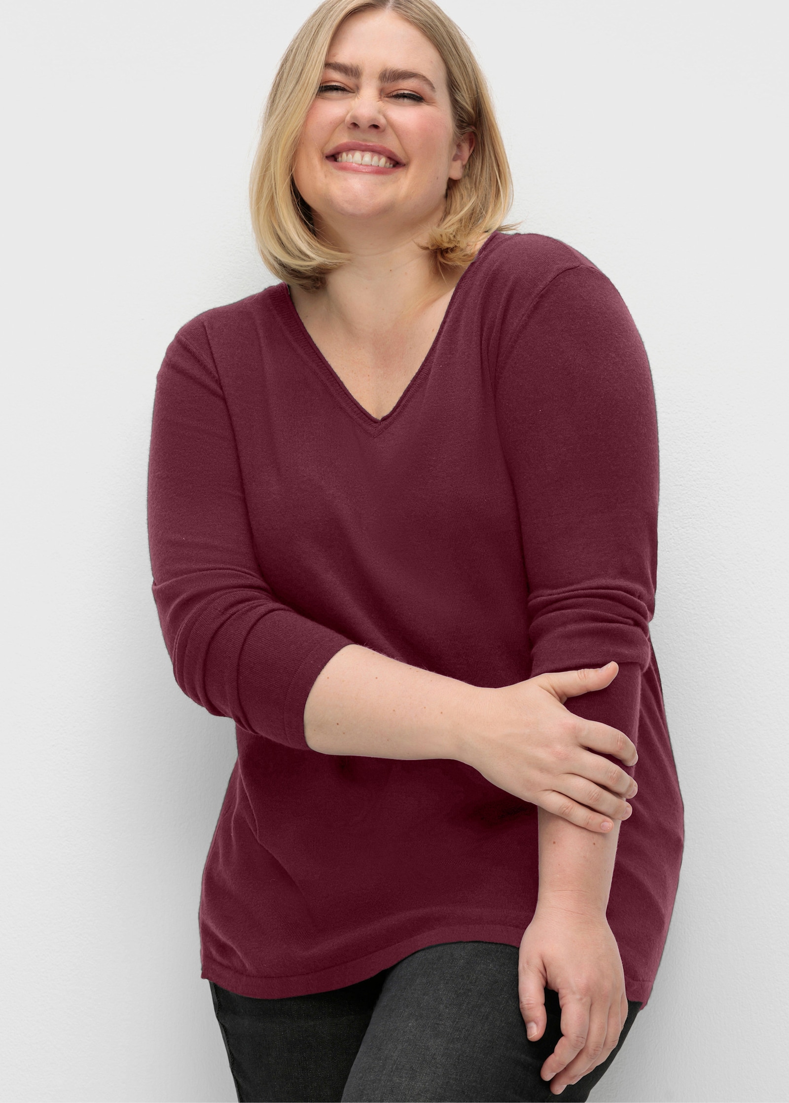 sheego Pullover met V-hals van fluweelzacht materiaal - bordeaux