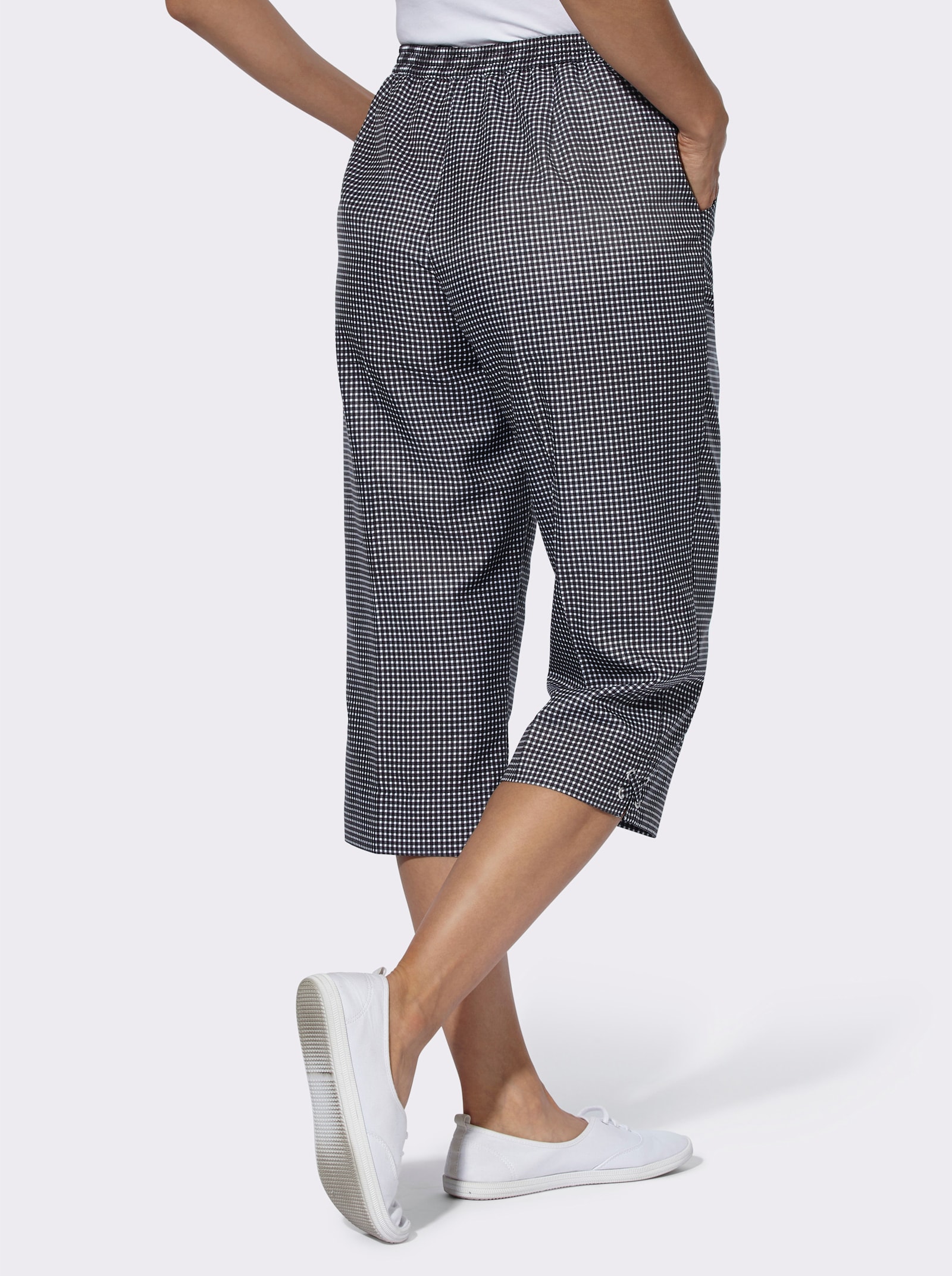 Caprihose mit Bändchen- und Ösenverzierung - schwarz-weiß-kariert