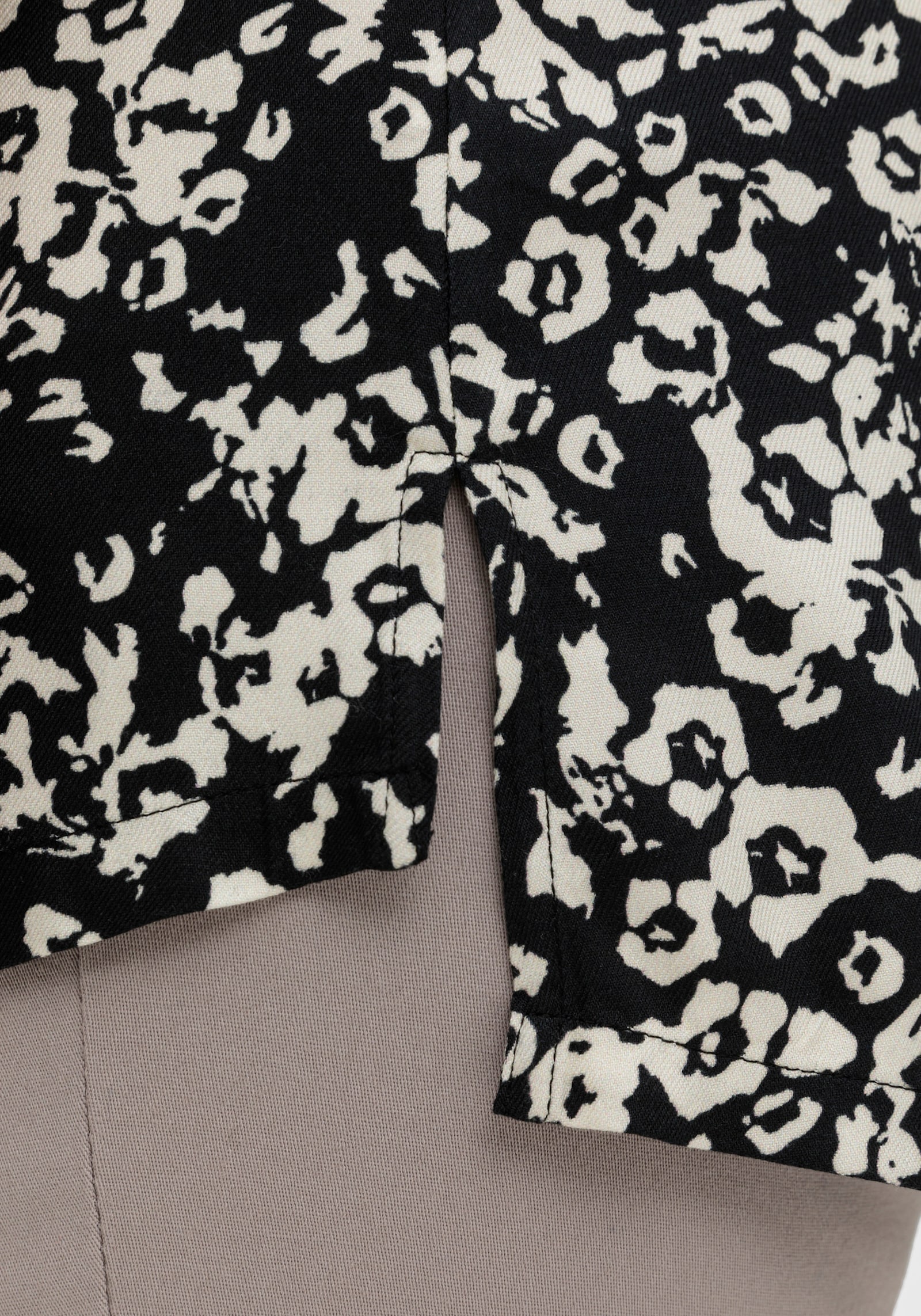 sheego Tunika mit Cut-outs an den Ärmeln - schwarz bedruckt