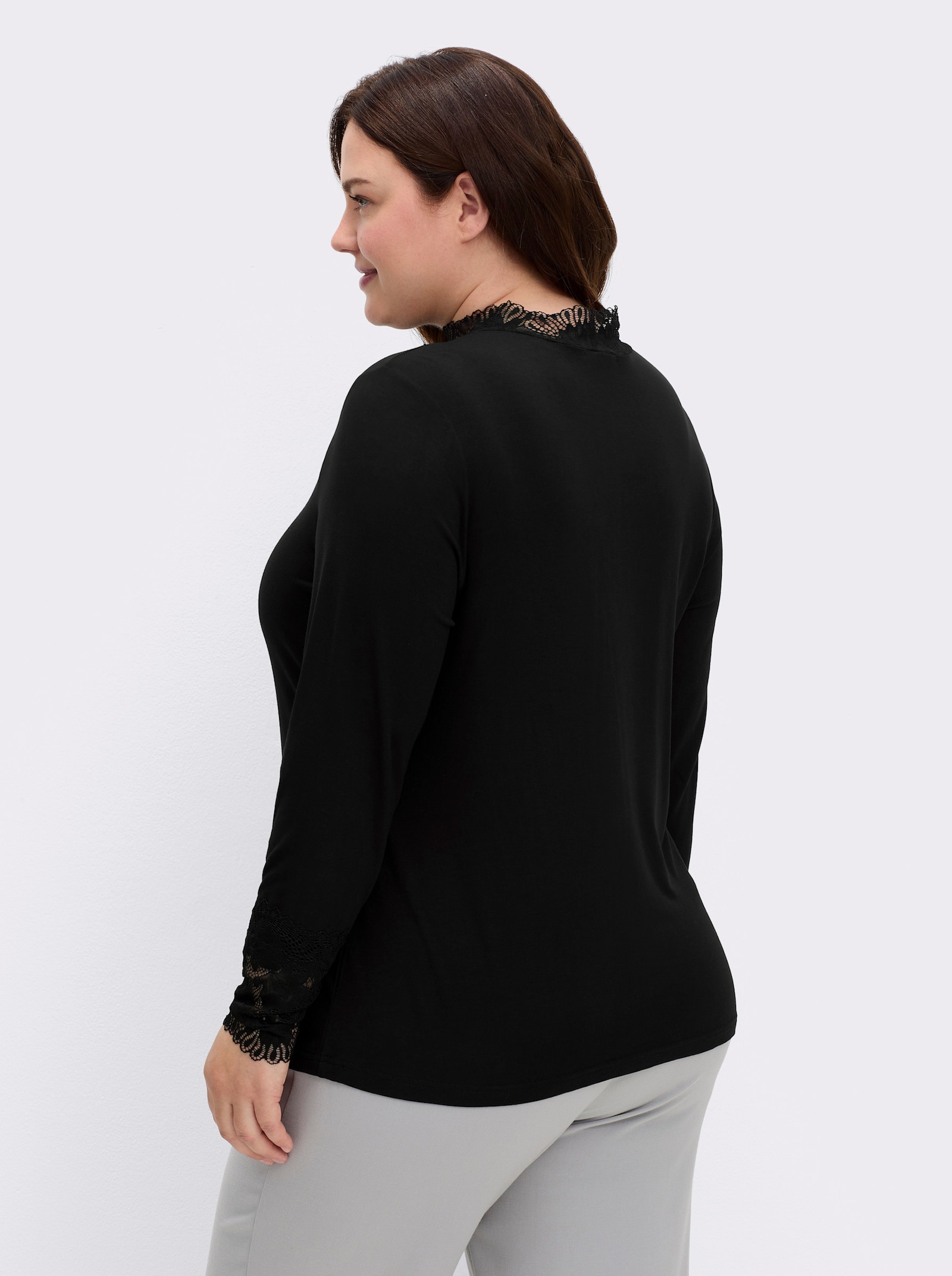 sheego by Joe Browns T-shirt avec empiècement en dentelle à l'encolure - noir