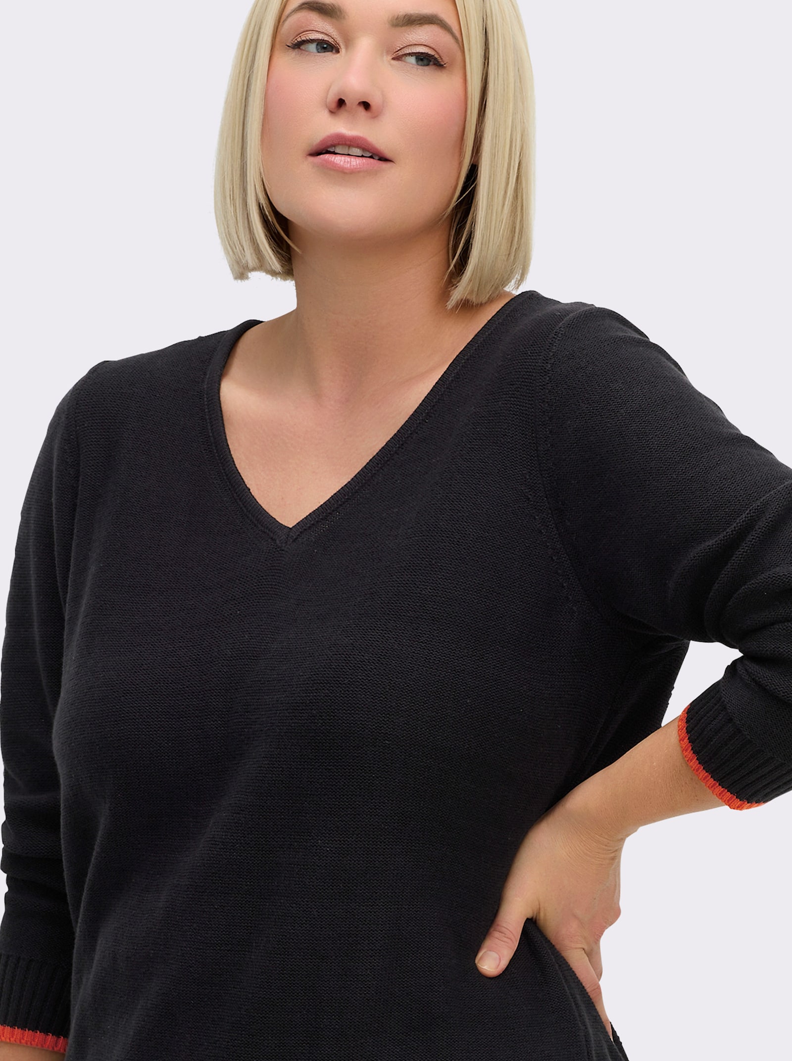 sheego V-Ausschnitt-Pullover mit Kontraststreifen - schwarz-orange
