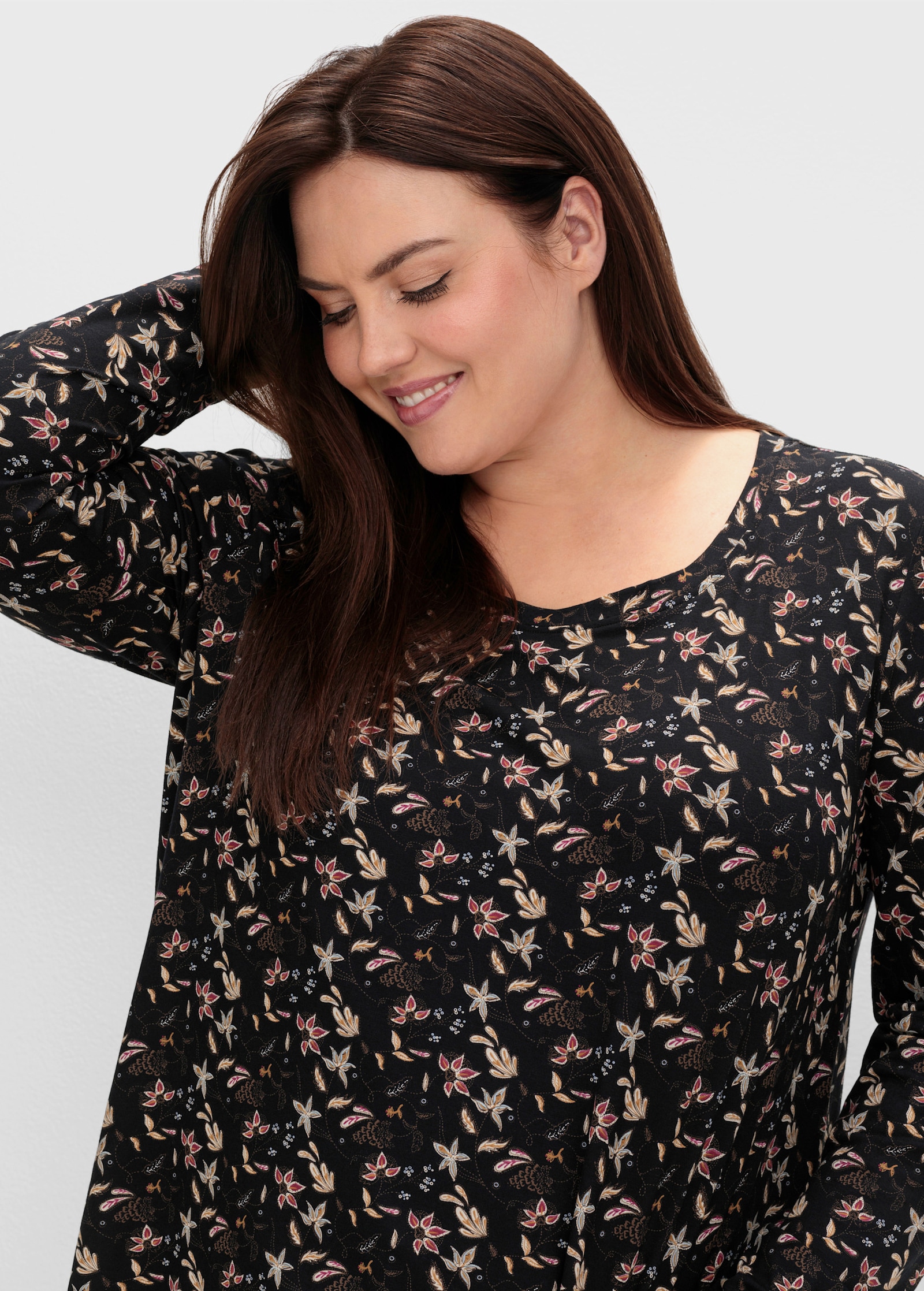 sheego T-shirt à manches longues évasé, à fleurs - noir à motifs
