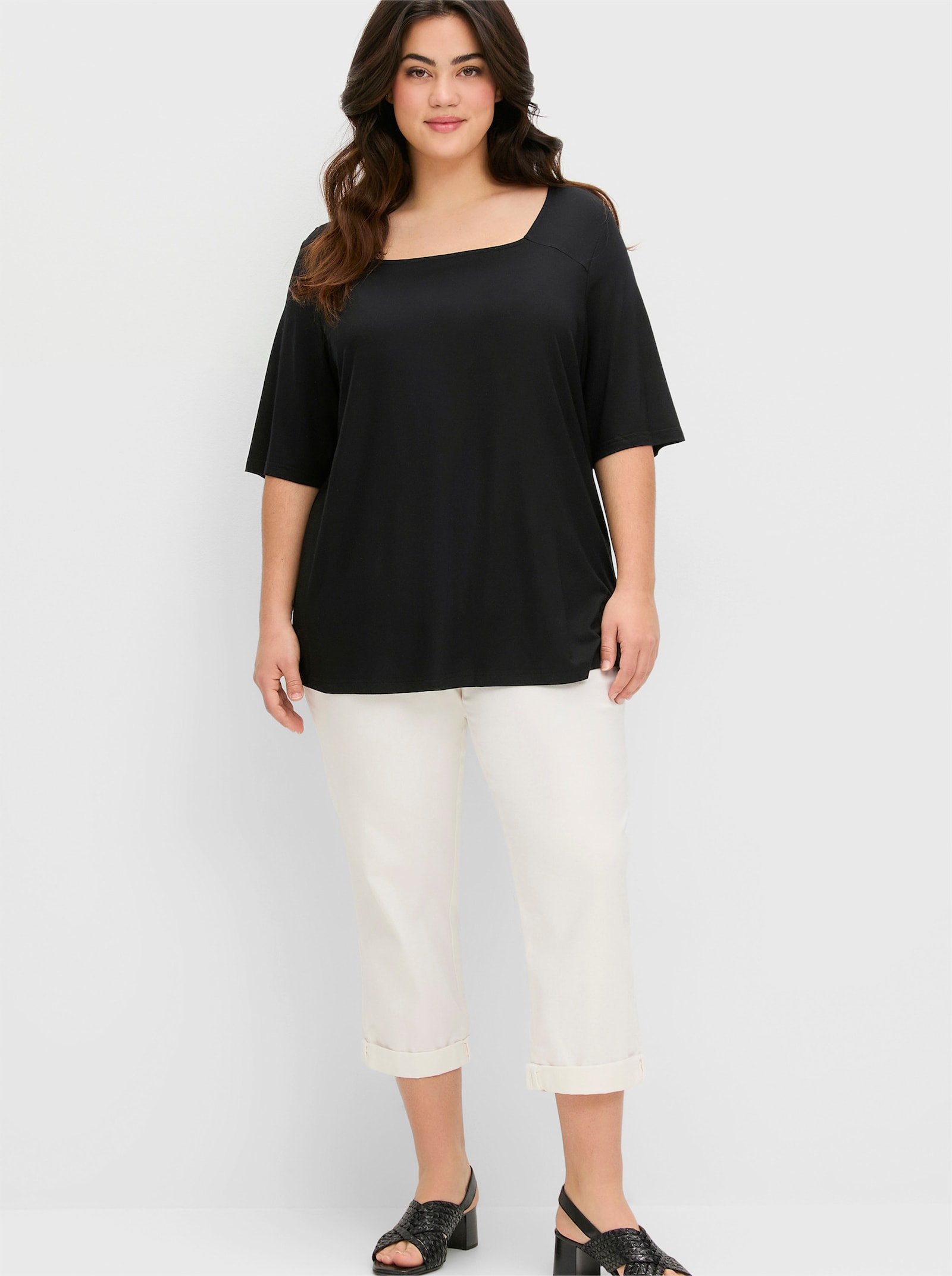 sheego Shirt mit Karree-Ausschnitt, leicht tailliert - schwarz